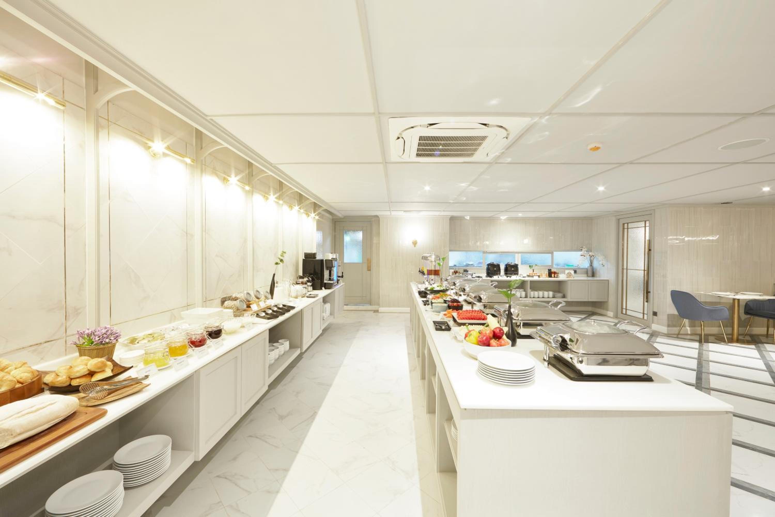 The Quarter Ploenchit by UHG