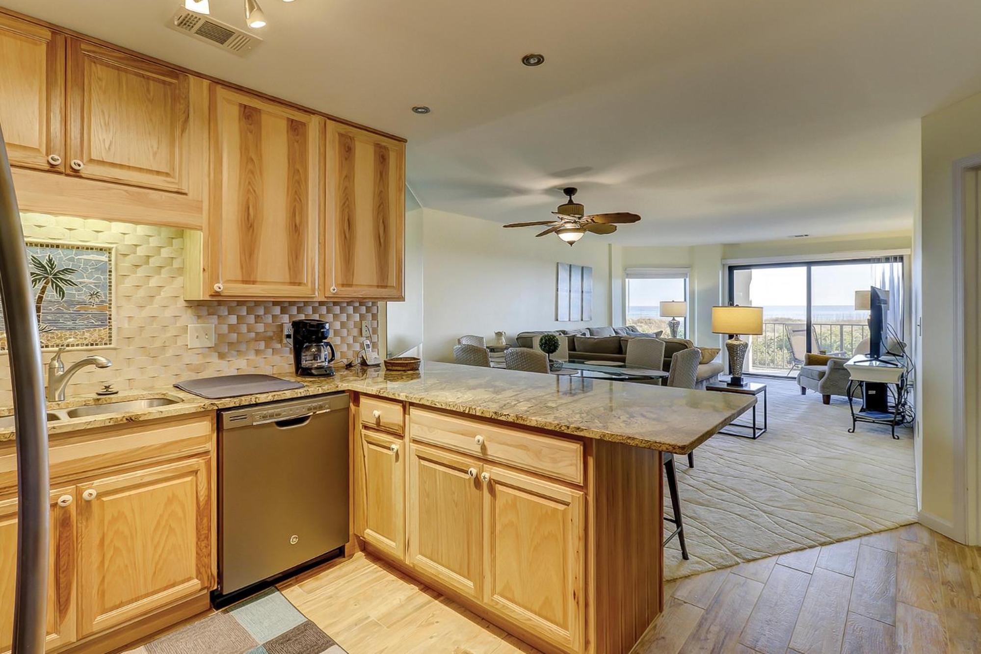 Gorgeous Ocean Views King 2 Queens close to ocean Bikes & Beach Gear Included