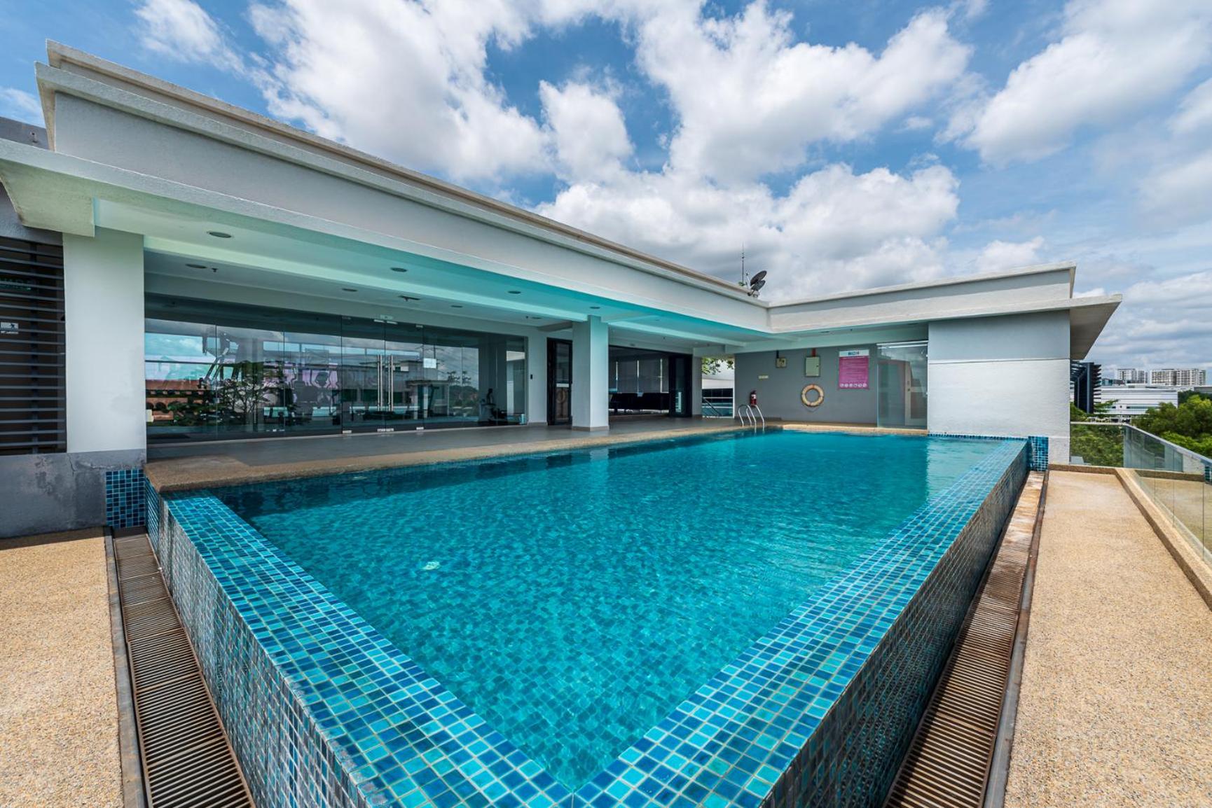 8500SF Roof Top Stay With Private Infinity Pool & Gym Located In Cyberjaya photo 1