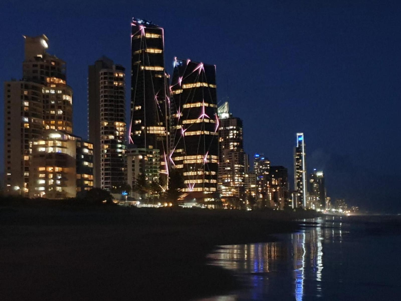 High-End Apartment in the Soul of Surfers Paradise view 4