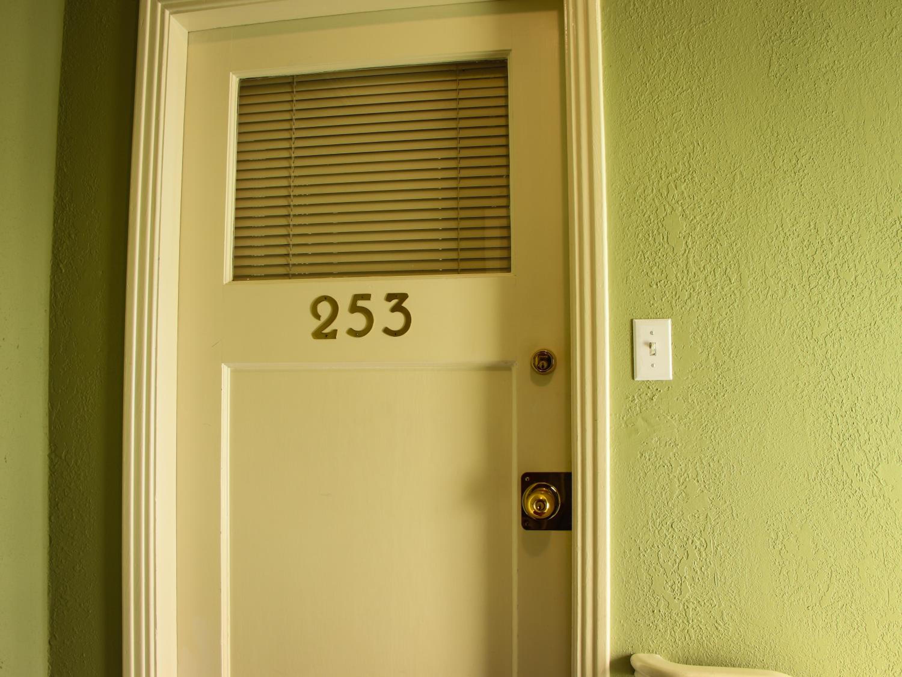 James Bay Inn Hotel, Suites & Cottage-4