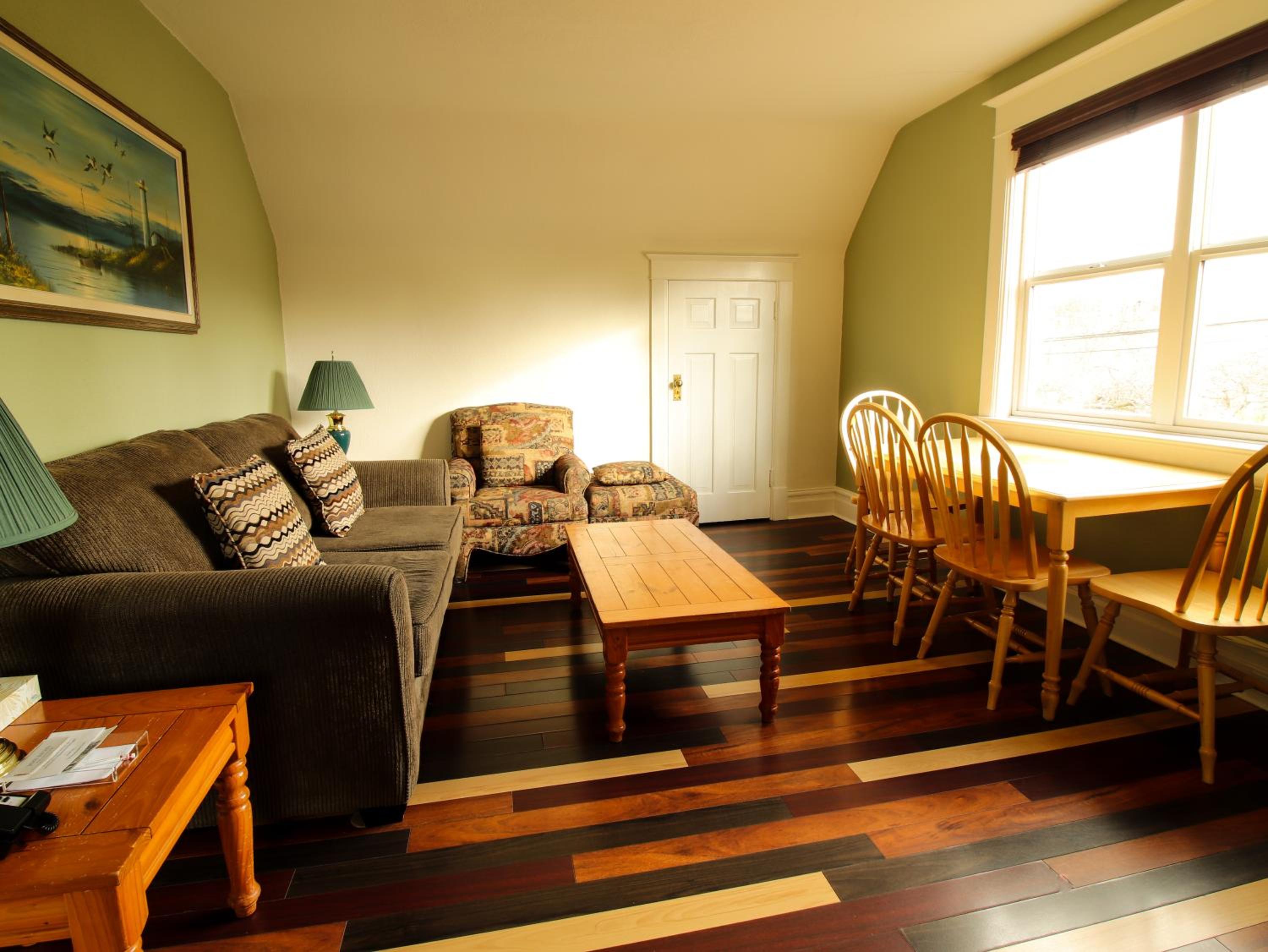 James Bay Inn Hotel, Suites & Cottage-3