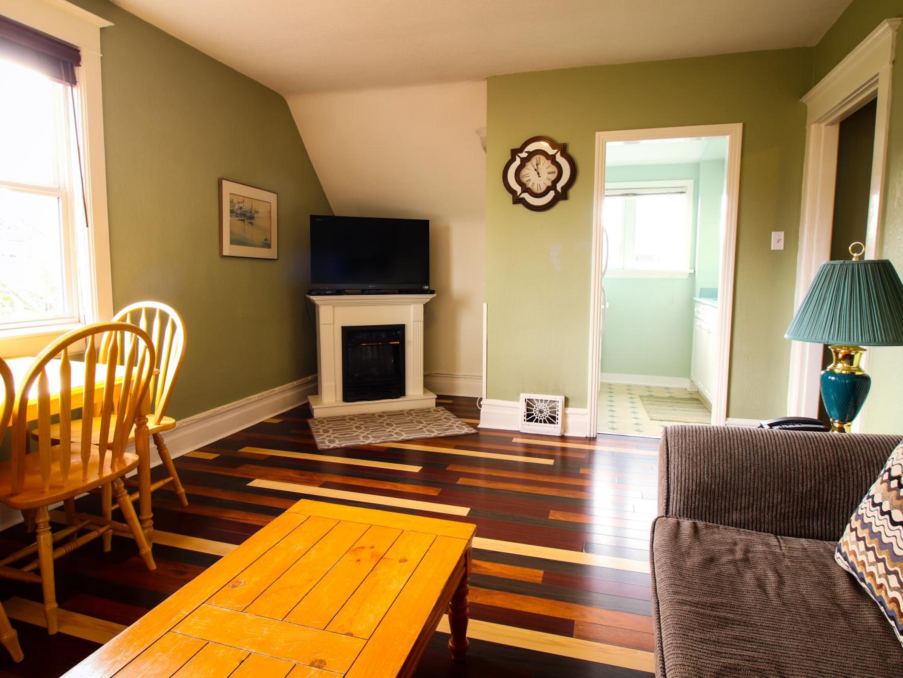 James Bay Inn Hotel, Suites & Cottage-2