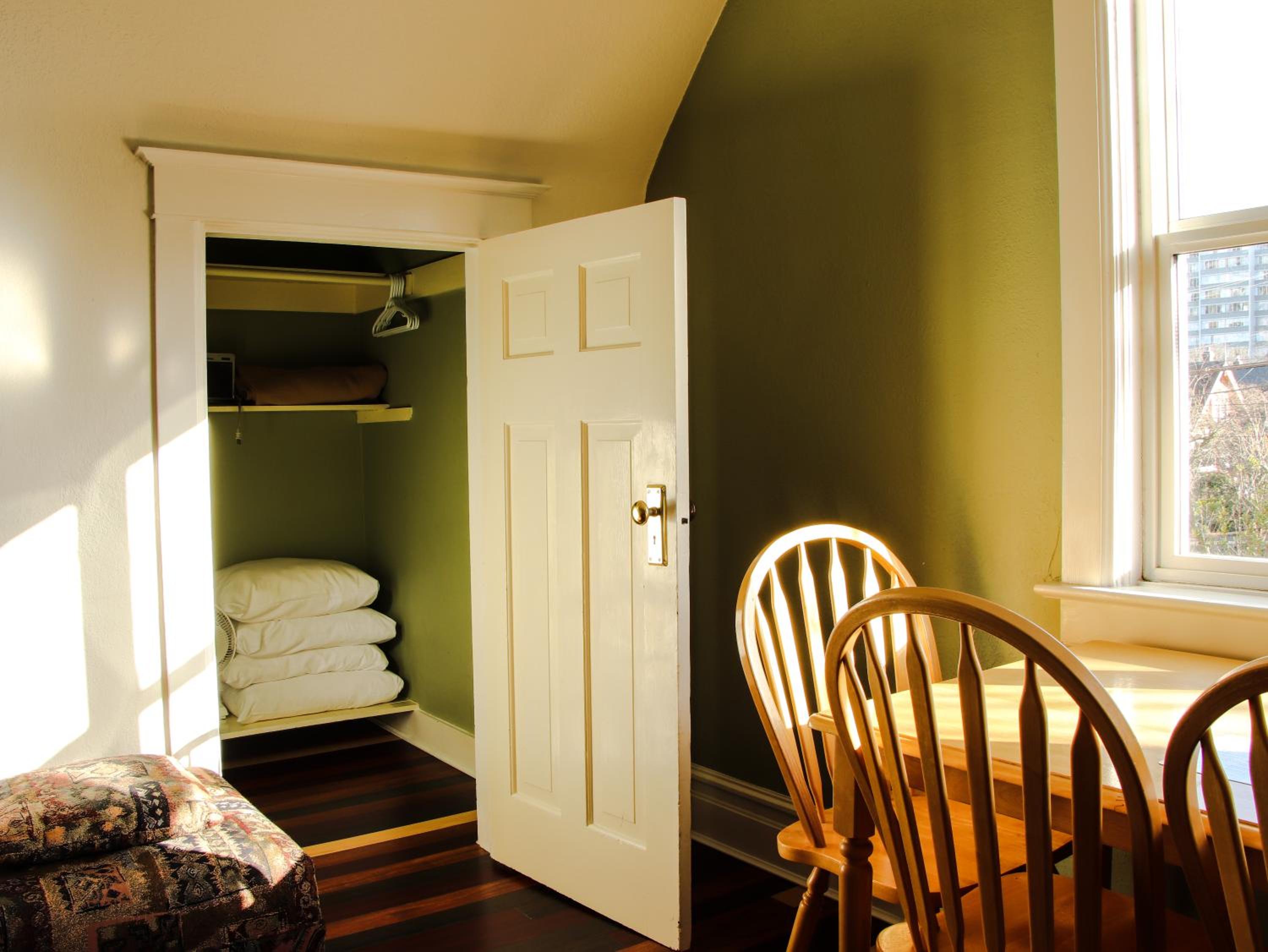 James Bay Inn Hotel, Suites & Cottage-1