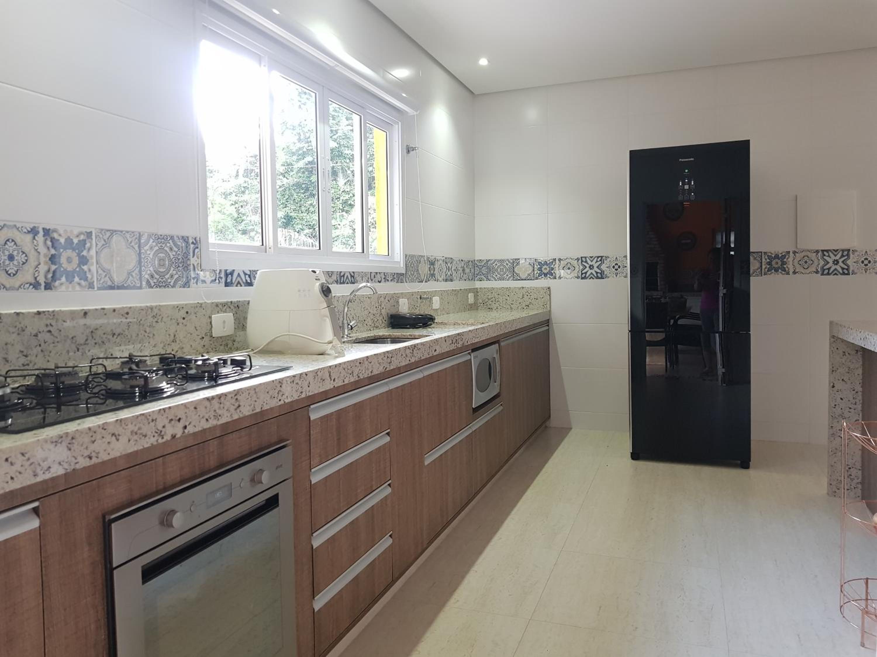 BELA CASA TERREA PRAIA LAGOINHA, UBATUBA com piscina, Ar condicionado, churrasqueira, forno a lenha, wifi