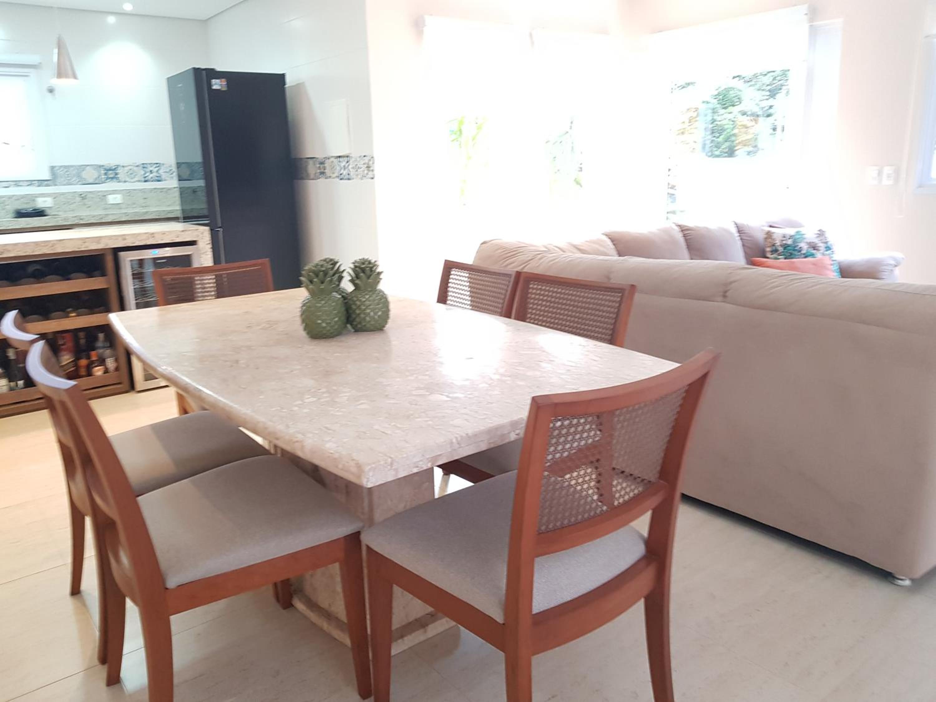 BELA CASA TERREA PRAIA LAGOINHA, UBATUBA com piscina, Ar condicionado, churrasqueira, forno a lenha, wifi