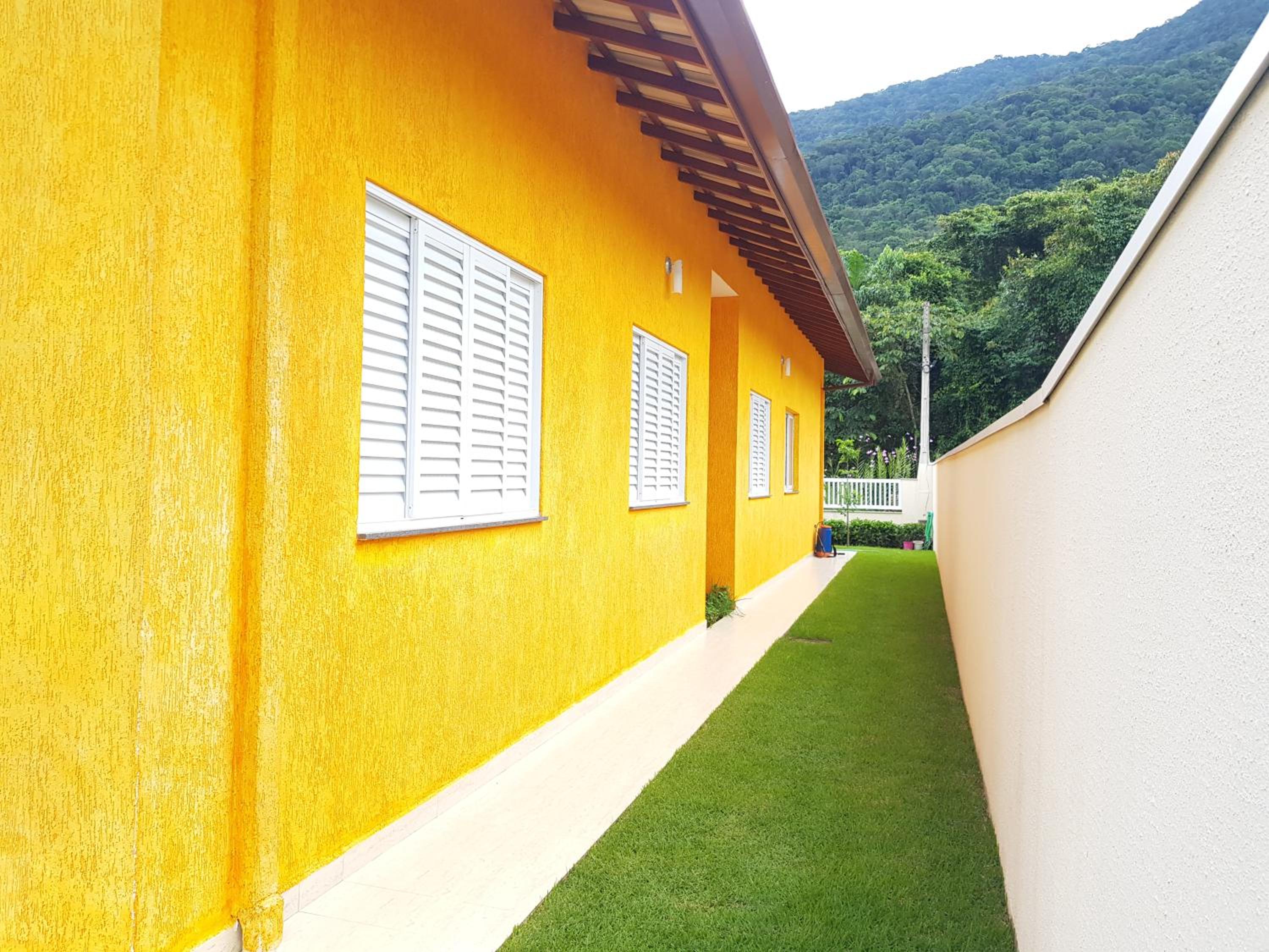BELA CASA TERREA PRAIA LAGOINHA, UBATUBA com piscina, Ar condicionado, churrasqueira, forno a lenha, wifi