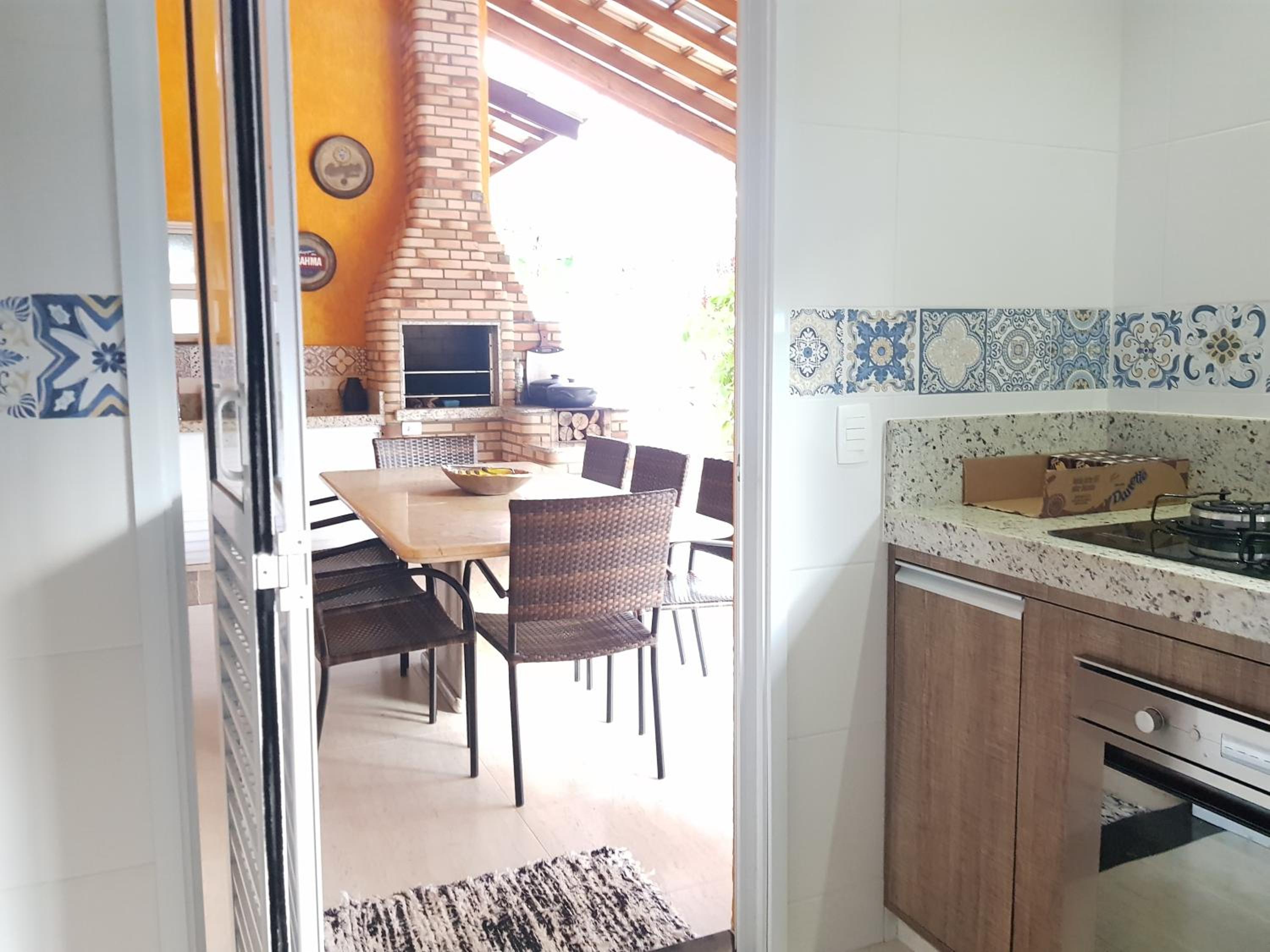 BELA CASA TERREA PRAIA LAGOINHA, UBATUBA com piscina, Ar condicionado, churrasqueira, forno a lenha, wifi