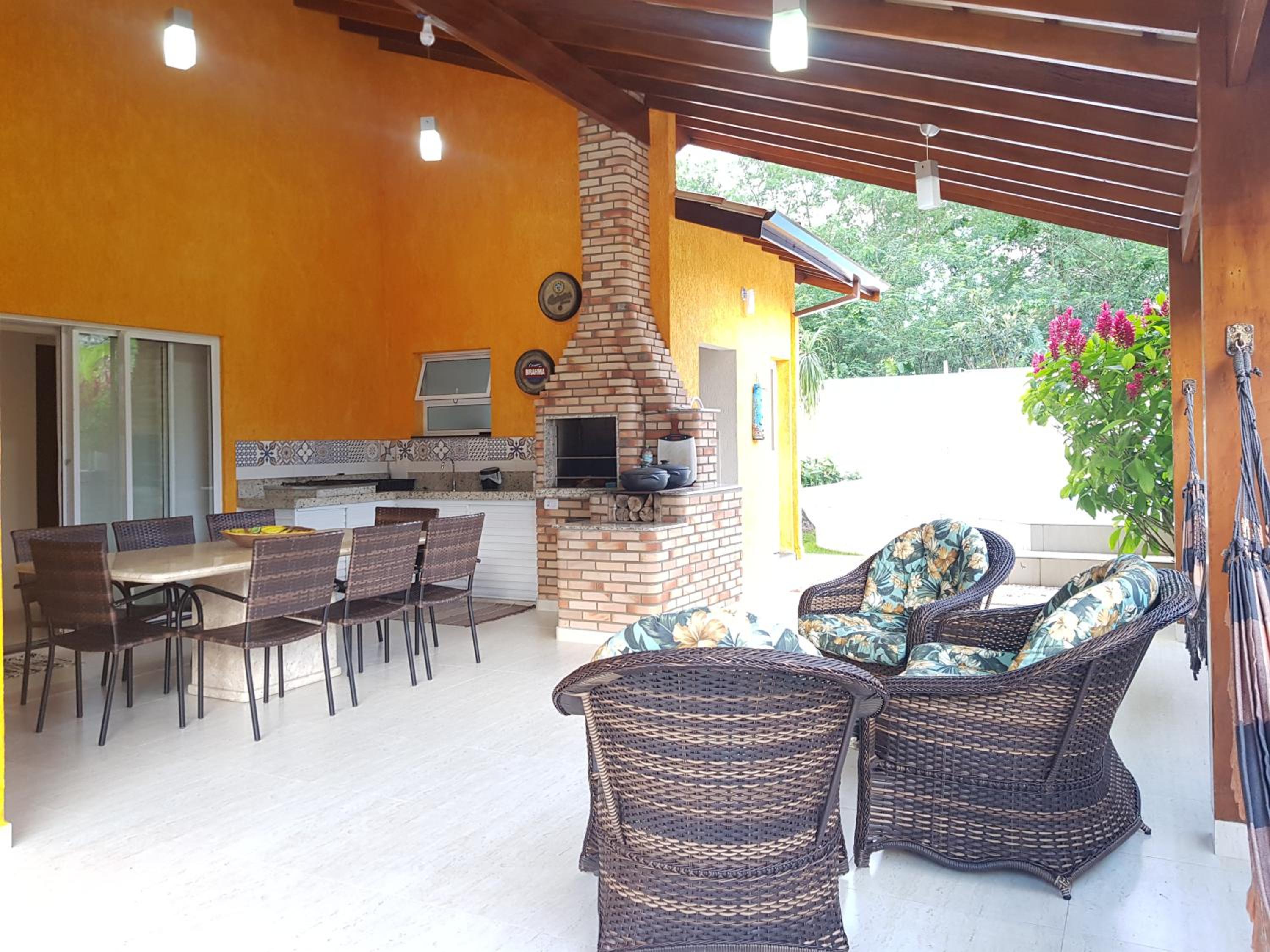 BELA CASA TERREA PRAIA LAGOINHA, UBATUBA com piscina, Ar condicionado, churrasqueira, forno a lenha, wifi