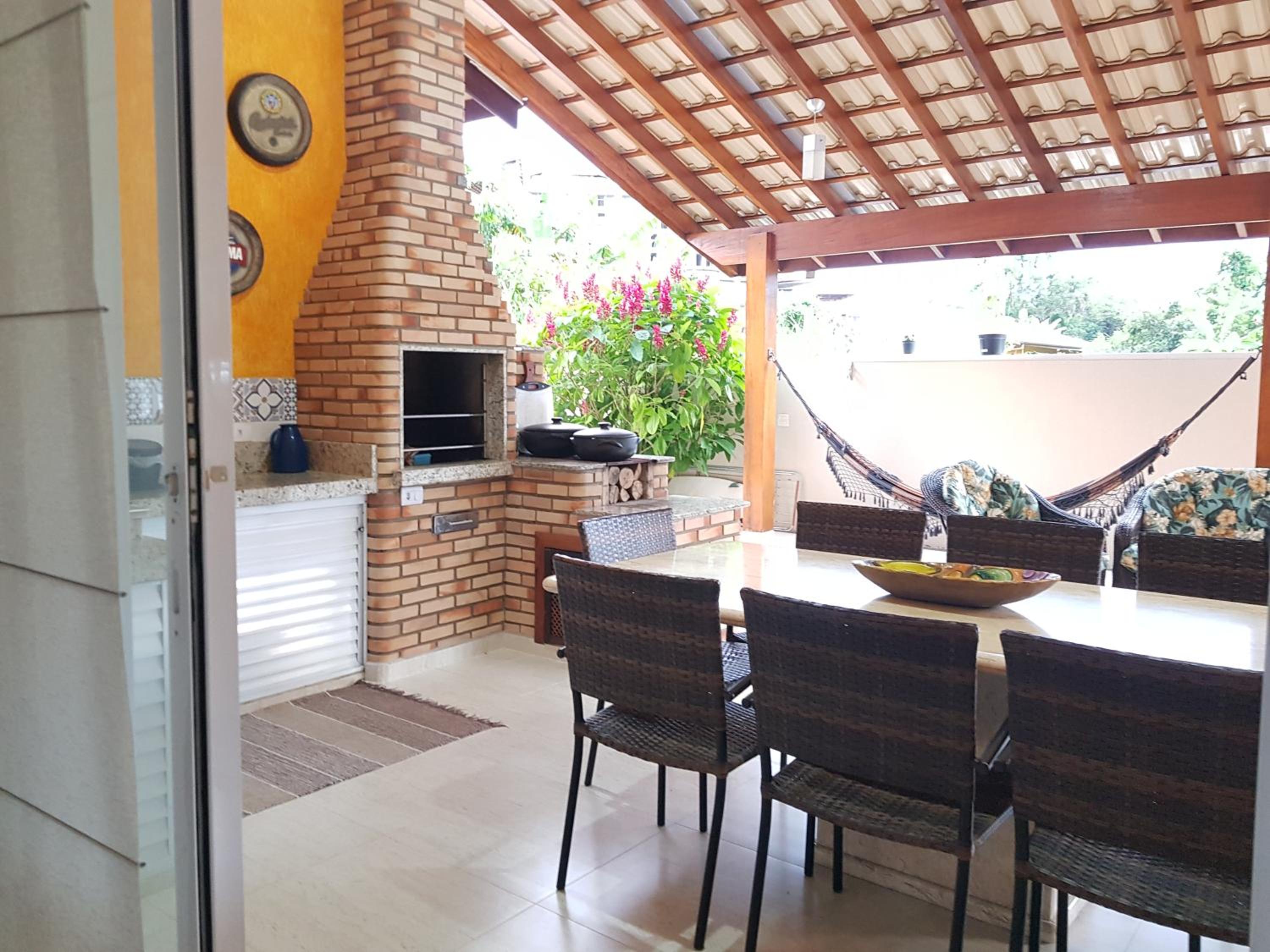 BELA CASA TERREA PRAIA LAGOINHA, UBATUBA com piscina, Ar condicionado, churrasqueira, forno a lenha, wifi