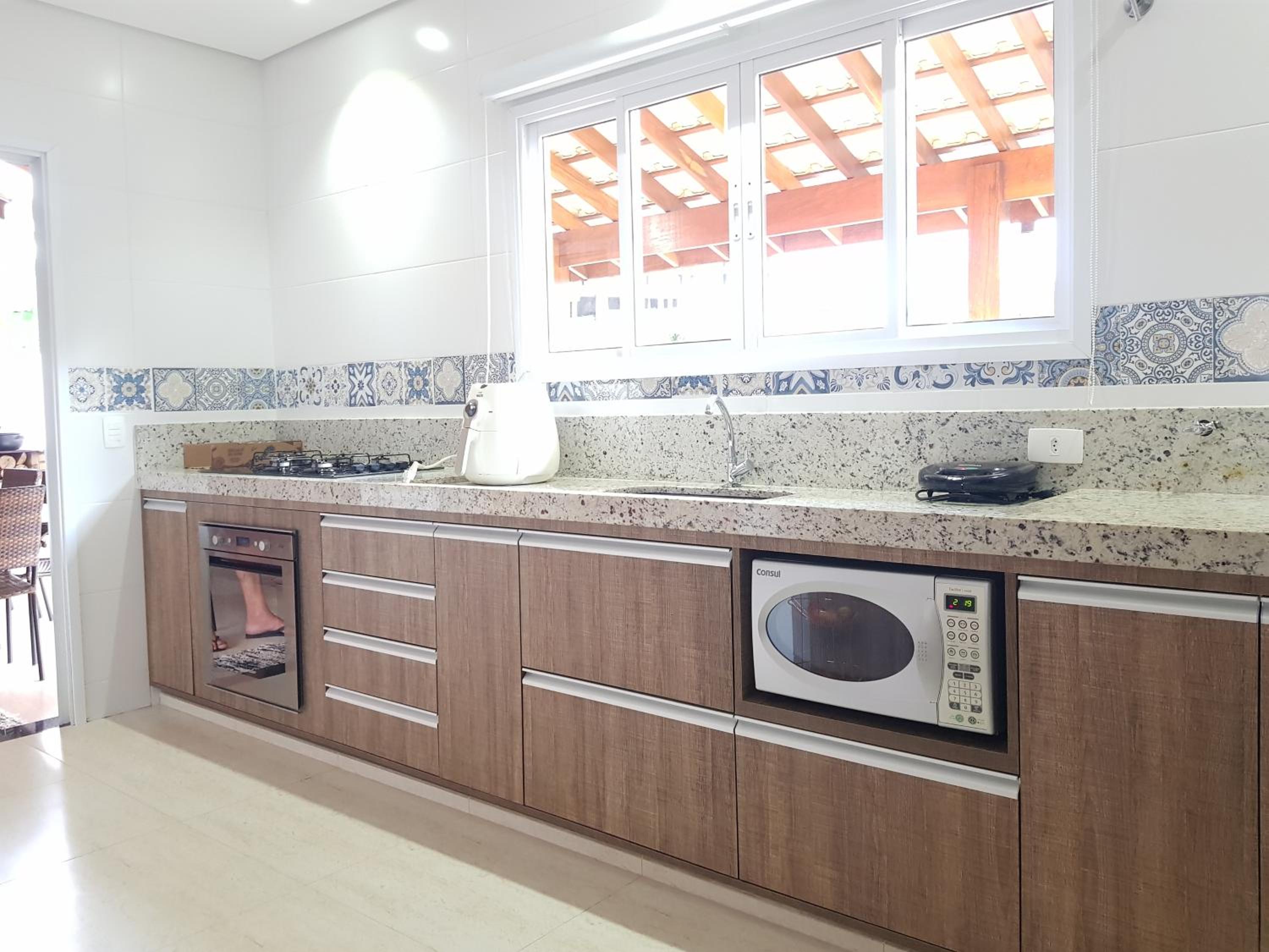 BELA CASA TERREA PRAIA LAGOINHA, UBATUBA com piscina, Ar condicionado, churrasqueira, forno a lenha, wifi