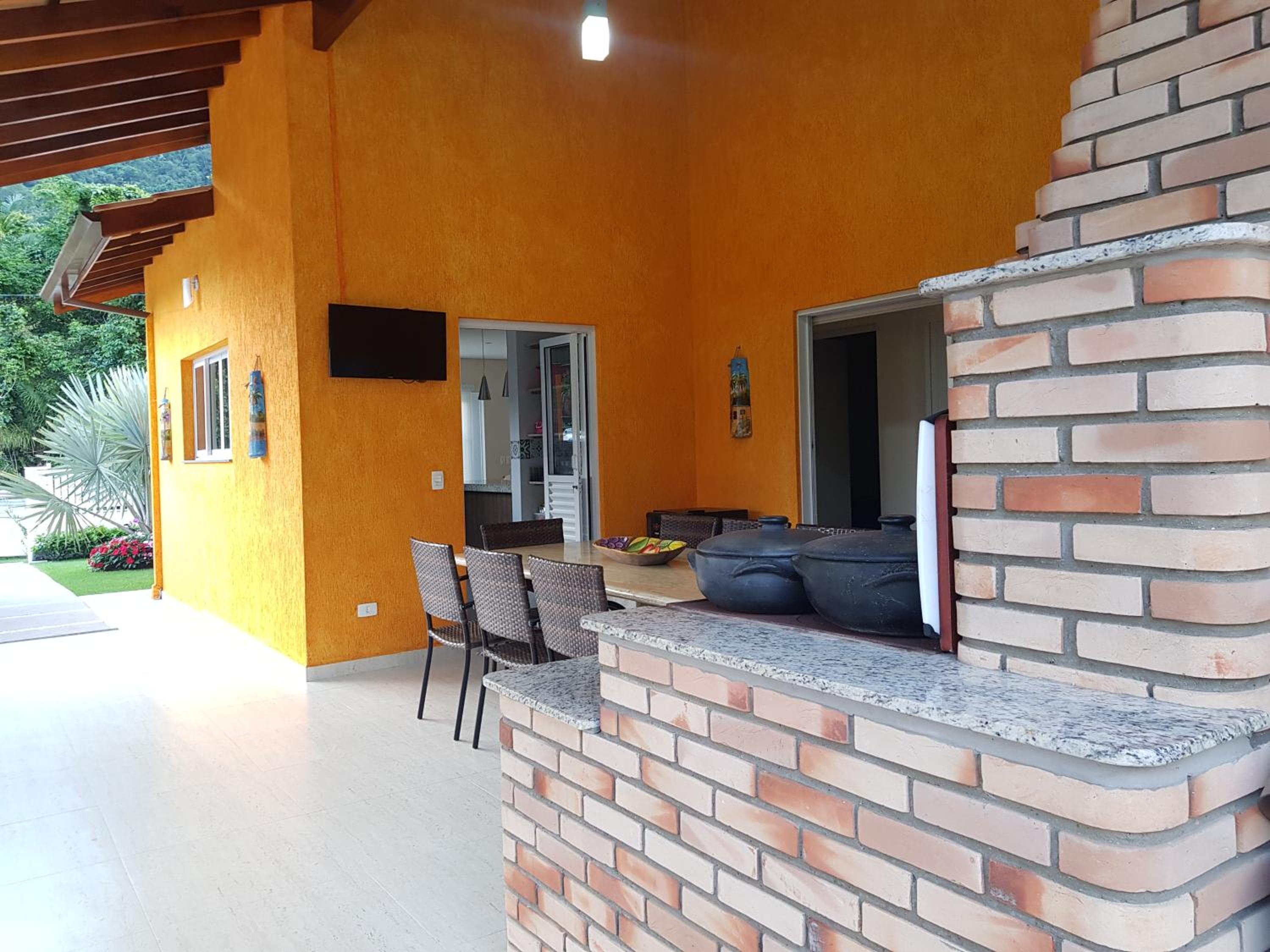 BELA CASA TERREA PRAIA LAGOINHA, UBATUBA com piscina, Ar condicionado, churrasqueira, forno a lenha, wifi