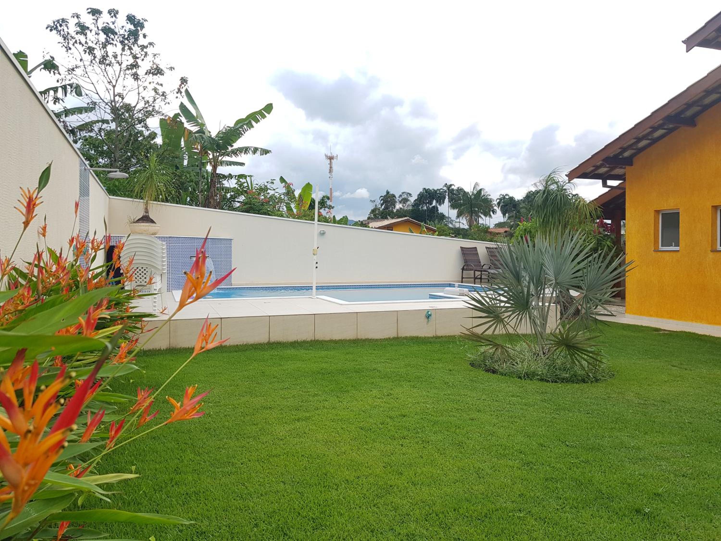 BELA CASA TERREA PRAIA LAGOINHA, UBATUBA com piscina, Ar condicionado, churrasqueira, forno a lenha, wifi
