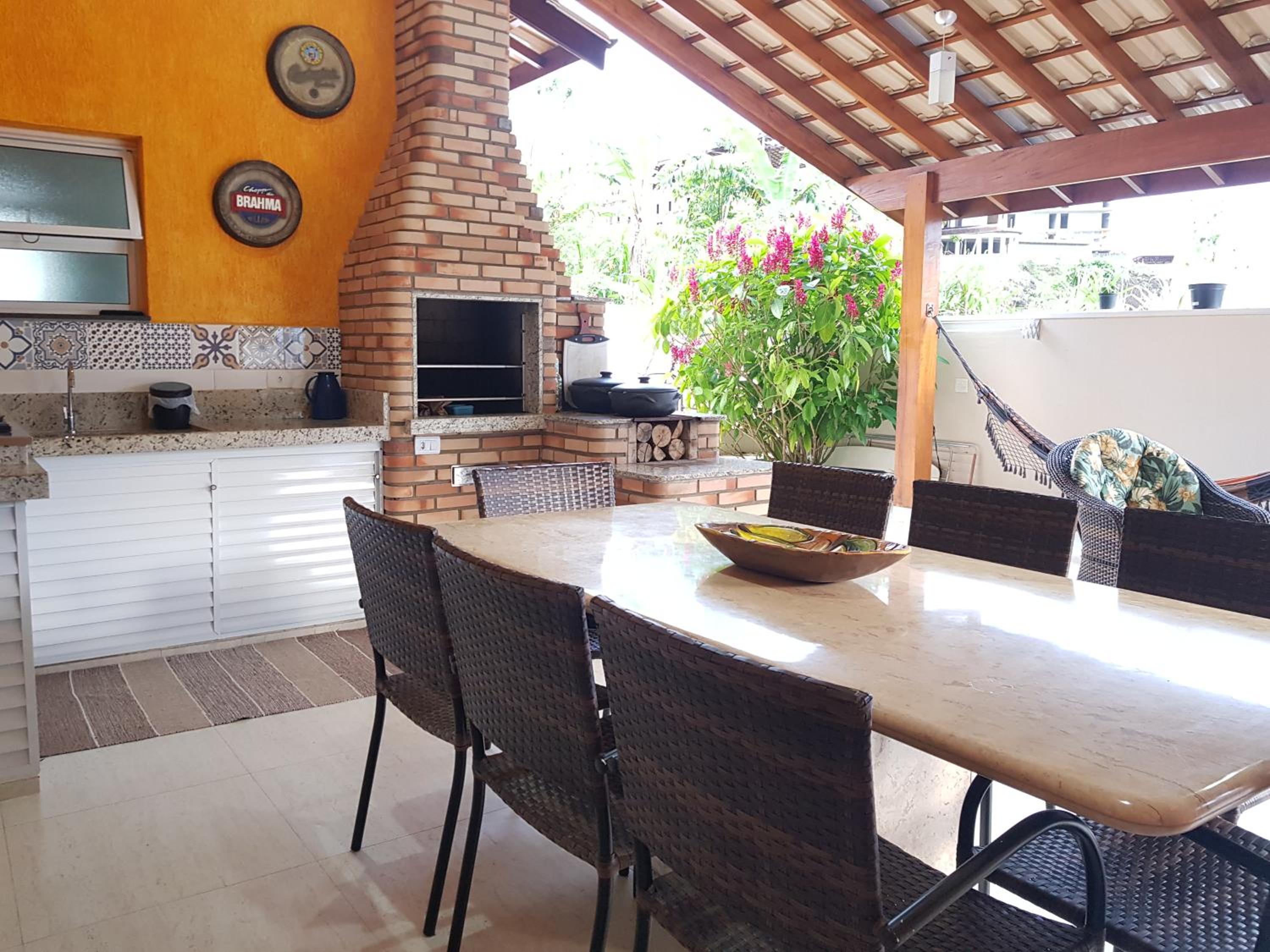 BELA CASA TERREA PRAIA LAGOINHA, UBATUBA com piscina, Ar condicionado, churrasqueira, forno a lenha, wifi