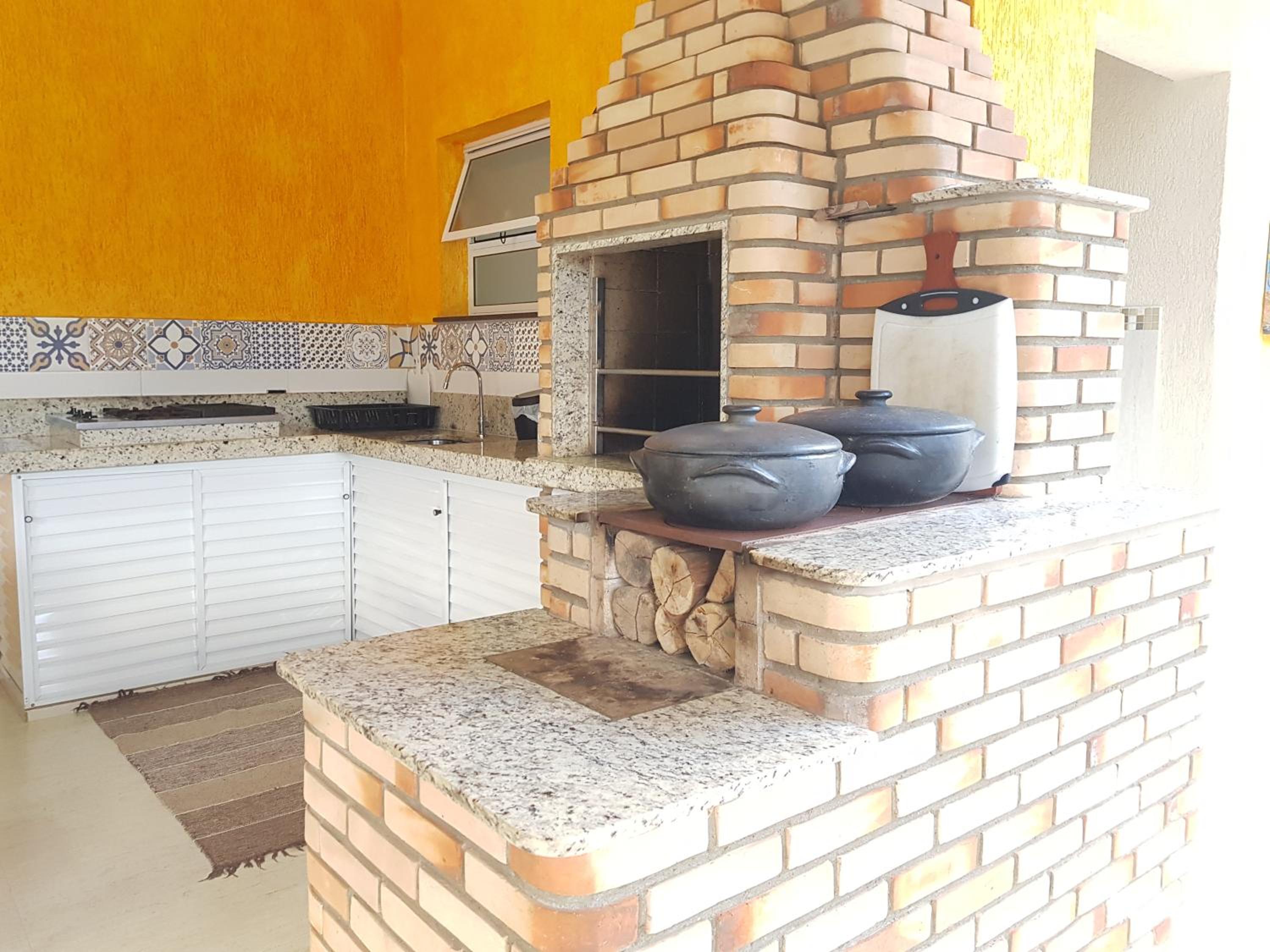 BELA CASA TERREA PRAIA LAGOINHA, UBATUBA com piscina, Ar condicionado, churrasqueira, forno a lenha, wifi