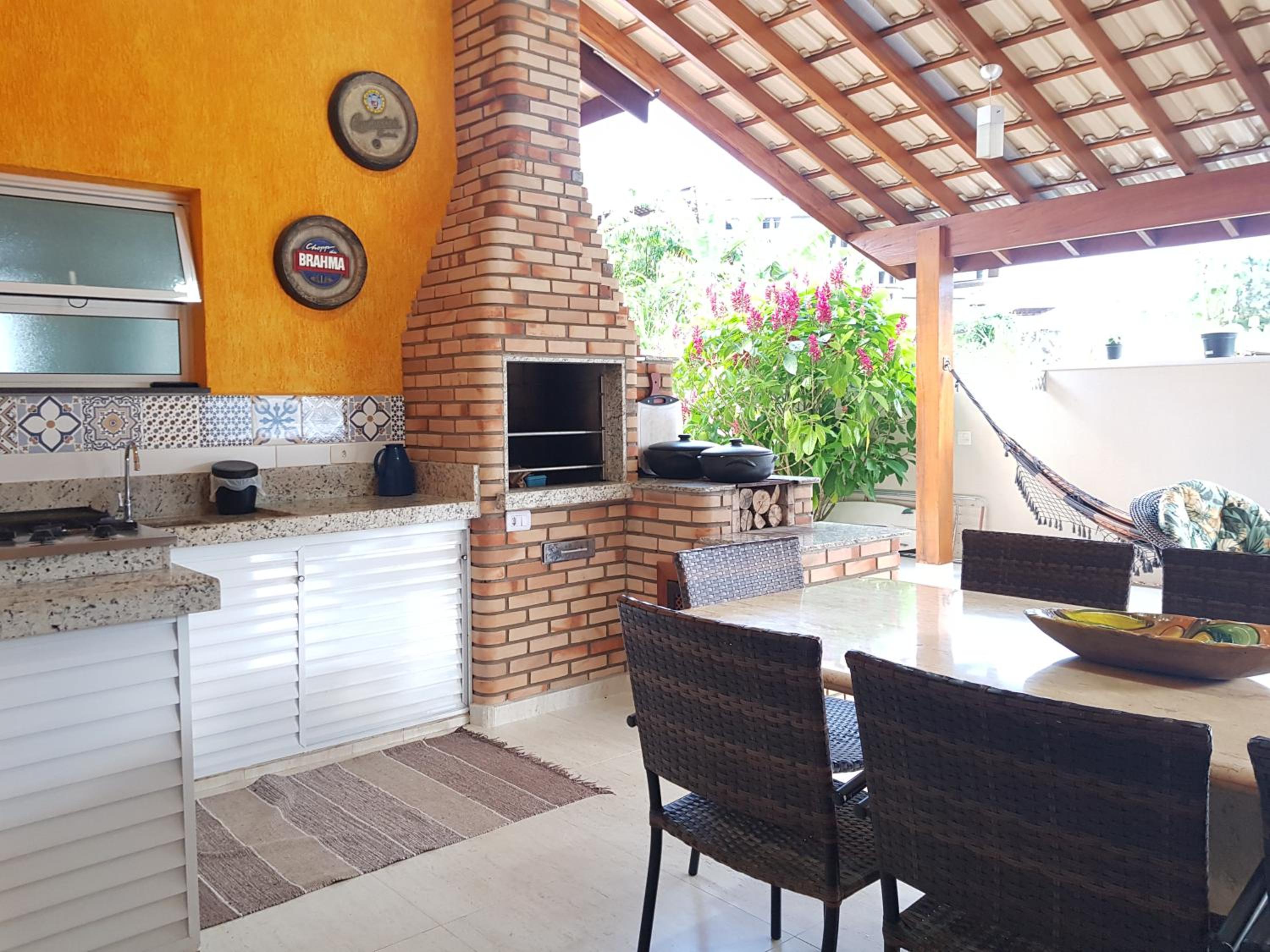 BELA CASA TERREA PRAIA LAGOINHA, UBATUBA com piscina, Ar condicionado, churrasqueira, forno a lenha, wifi