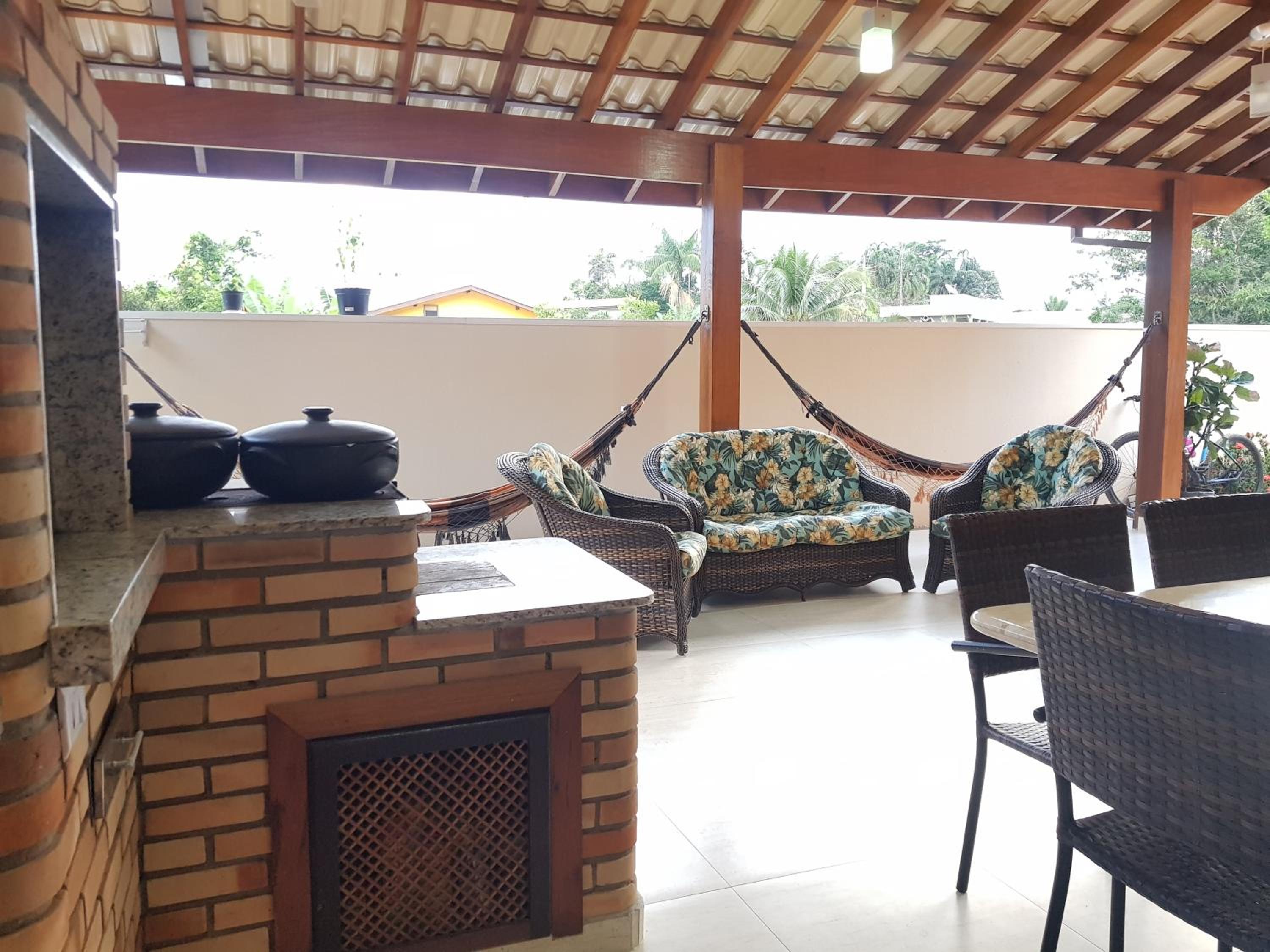 BELA CASA TERREA PRAIA LAGOINHA, UBATUBA com piscina, Ar condicionado, churrasqueira, forno a lenha, wifi