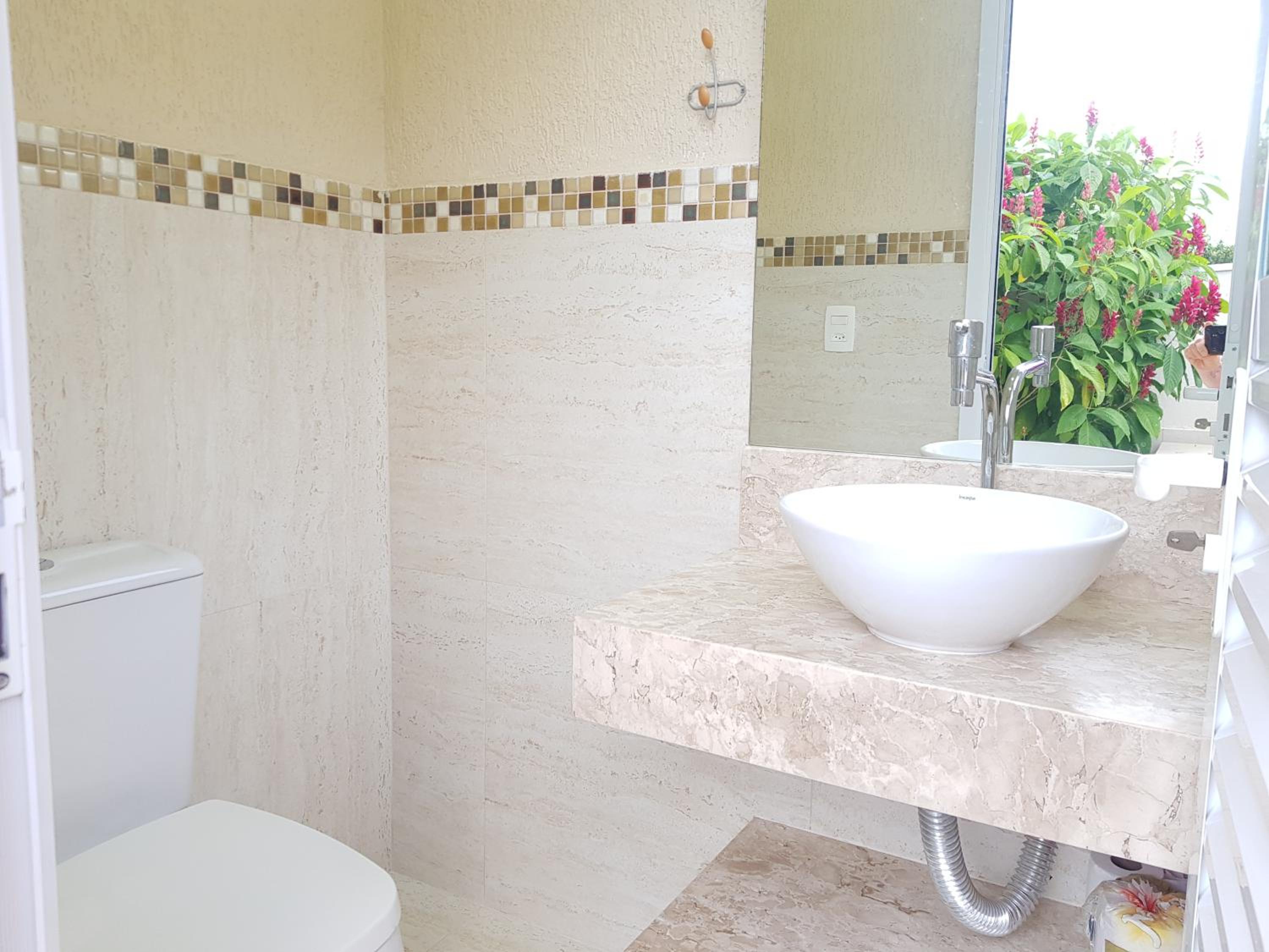 BELA CASA TERREA PRAIA LAGOINHA, UBATUBA com piscina, Ar condicionado, churrasqueira, forno a lenha, wifi