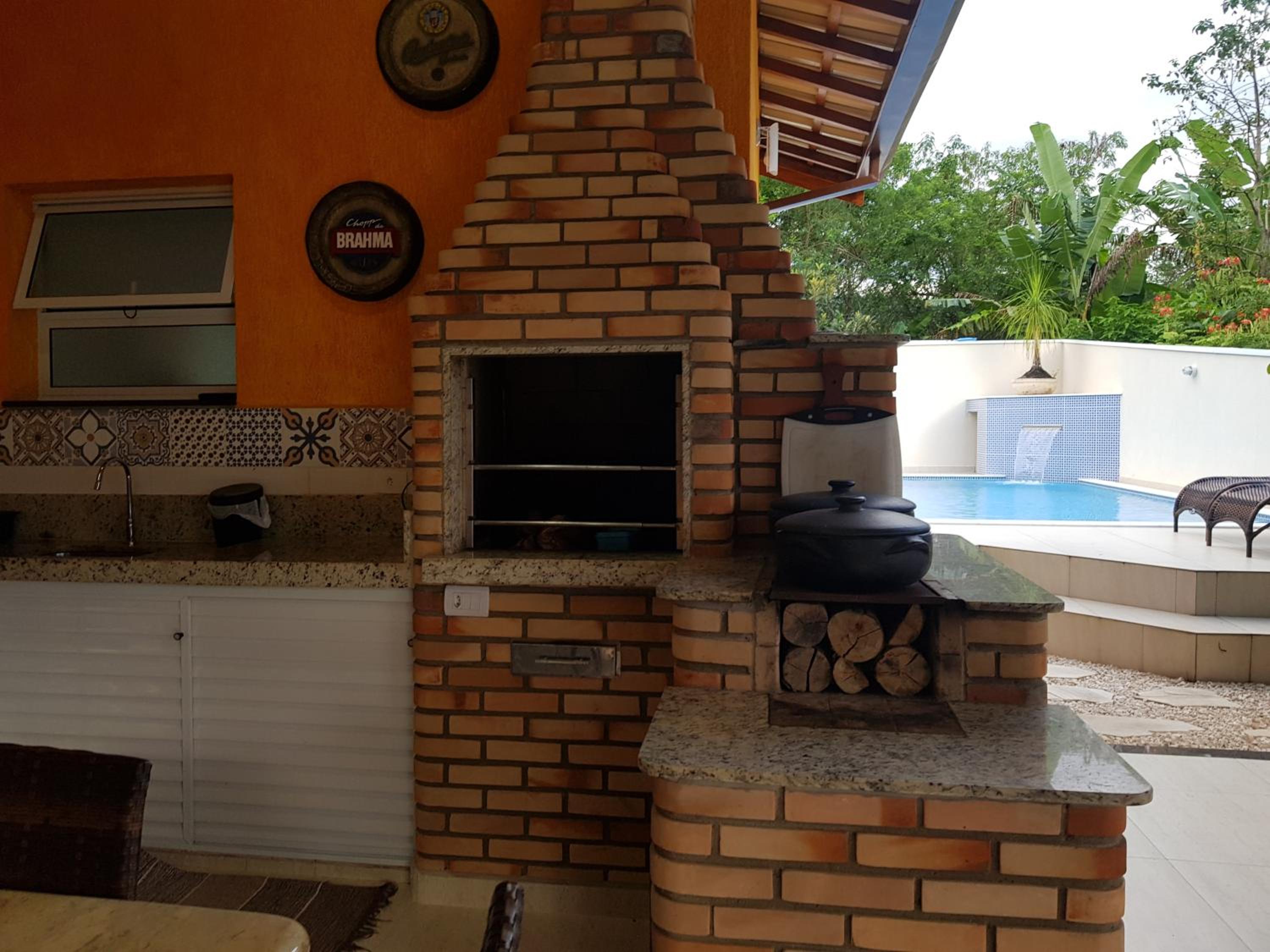 BELA CASA TERREA PRAIA LAGOINHA, UBATUBA com piscina, Ar condicionado, churrasqueira, forno a lenha, wifi