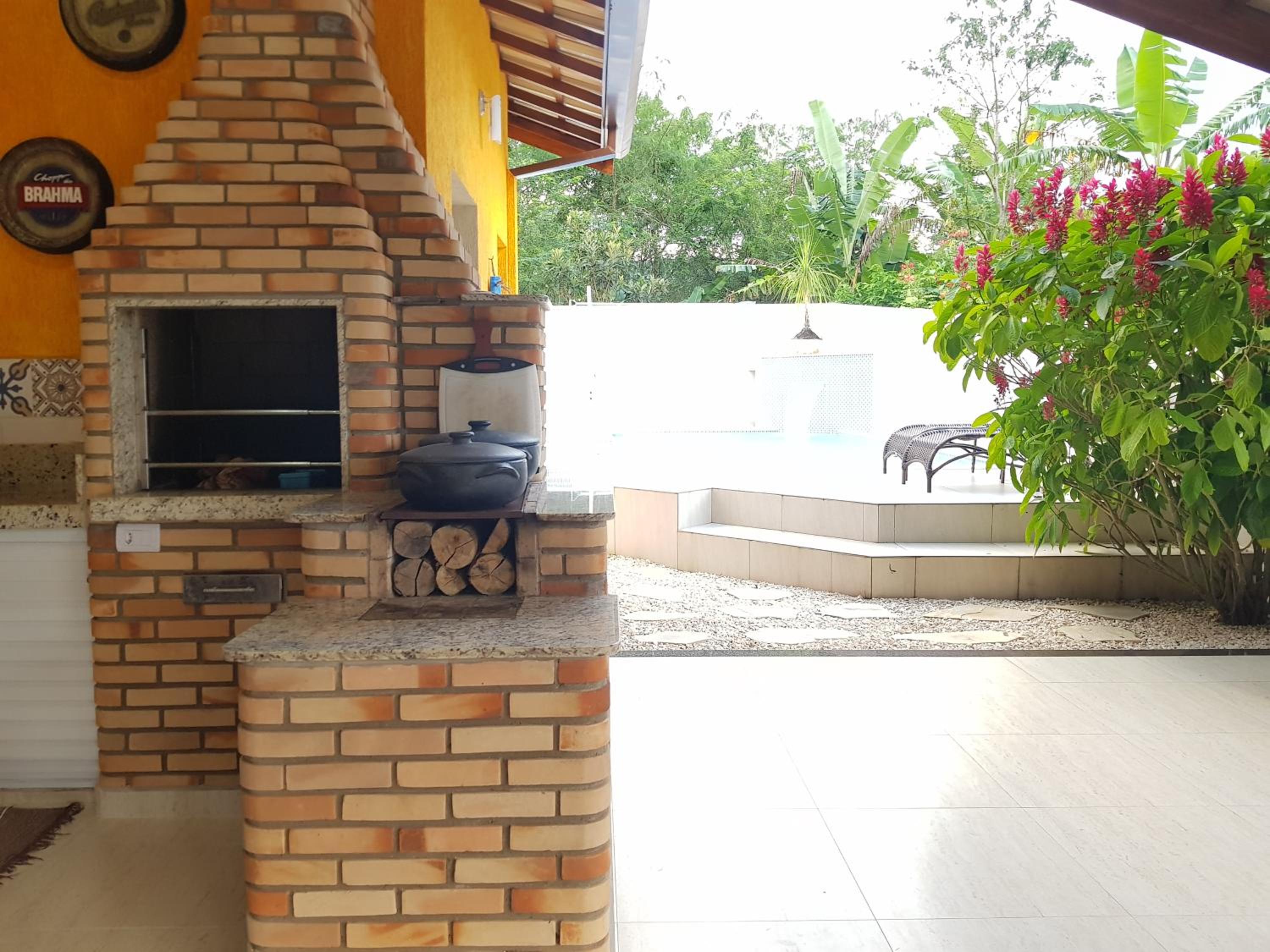 BELA CASA TERREA PRAIA LAGOINHA, UBATUBA com piscina, Ar condicionado, churrasqueira, forno a lenha, wifi