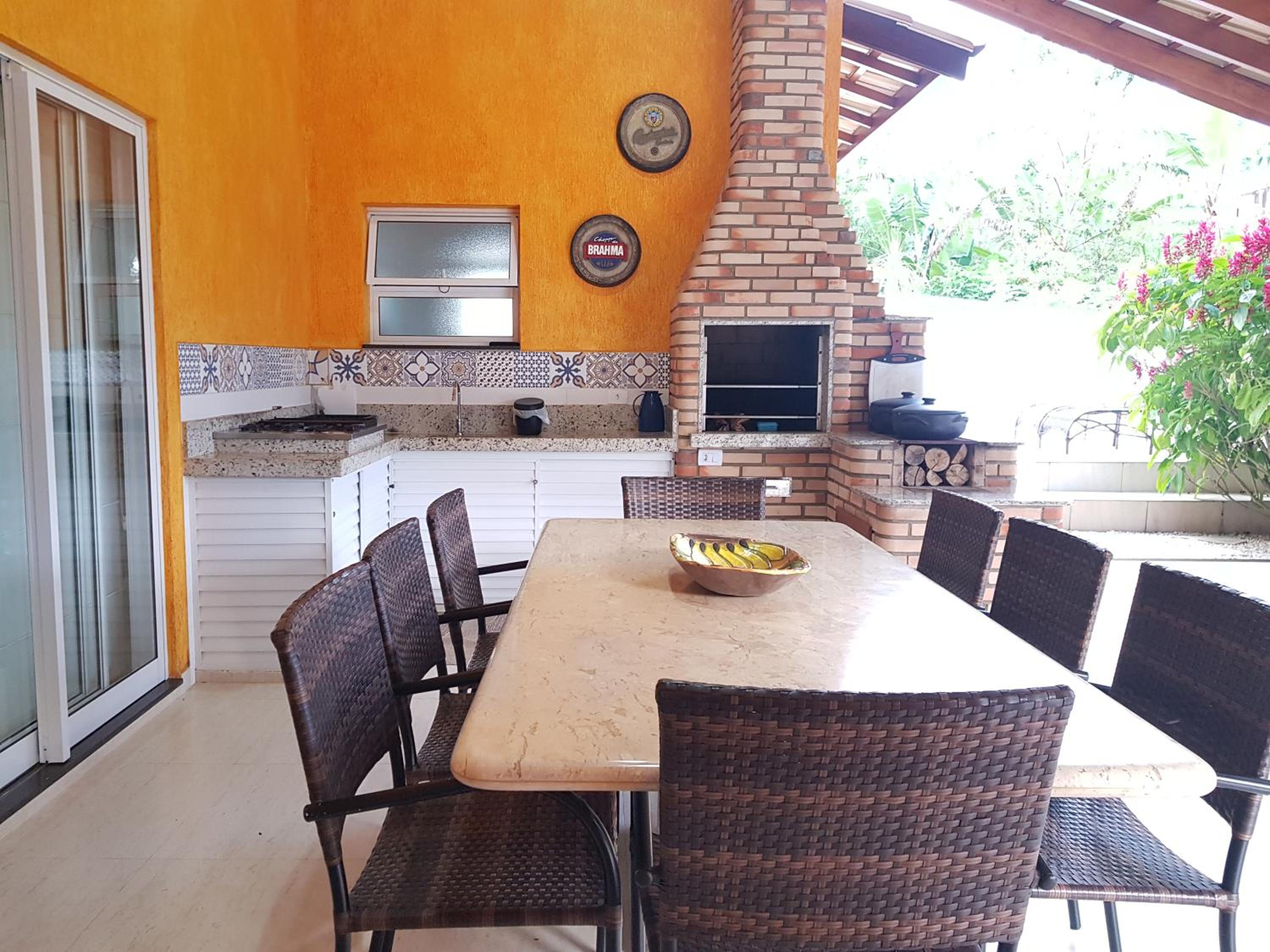 BELA CASA TERREA PRAIA LAGOINHA, UBATUBA com piscina, Ar condicionado, churrasqueira, forno a lenha, wifi