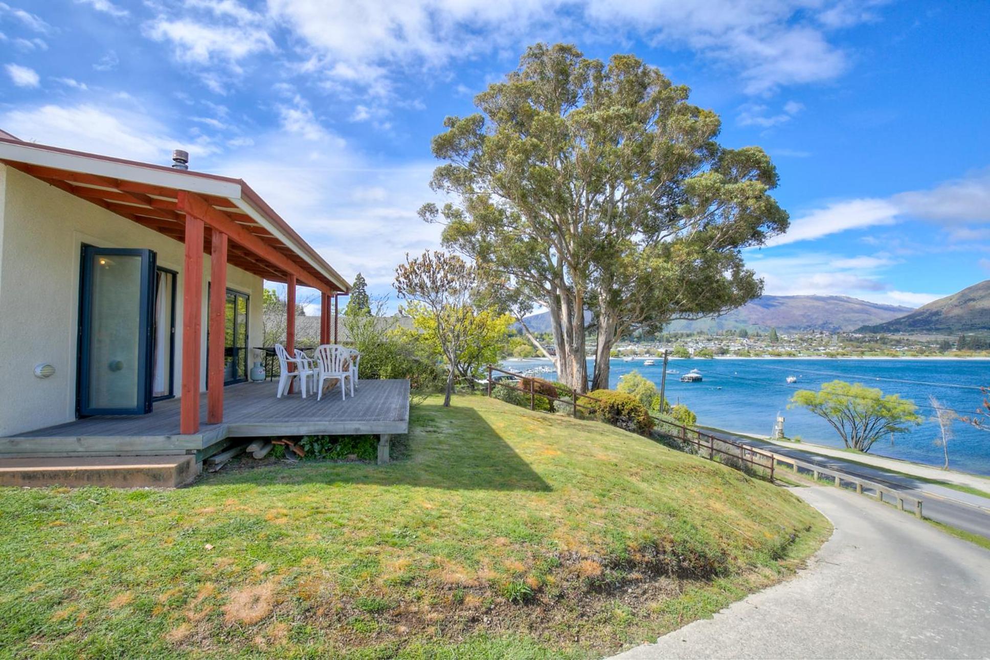 The Lakefront Gem - Wanaka Holiday Home