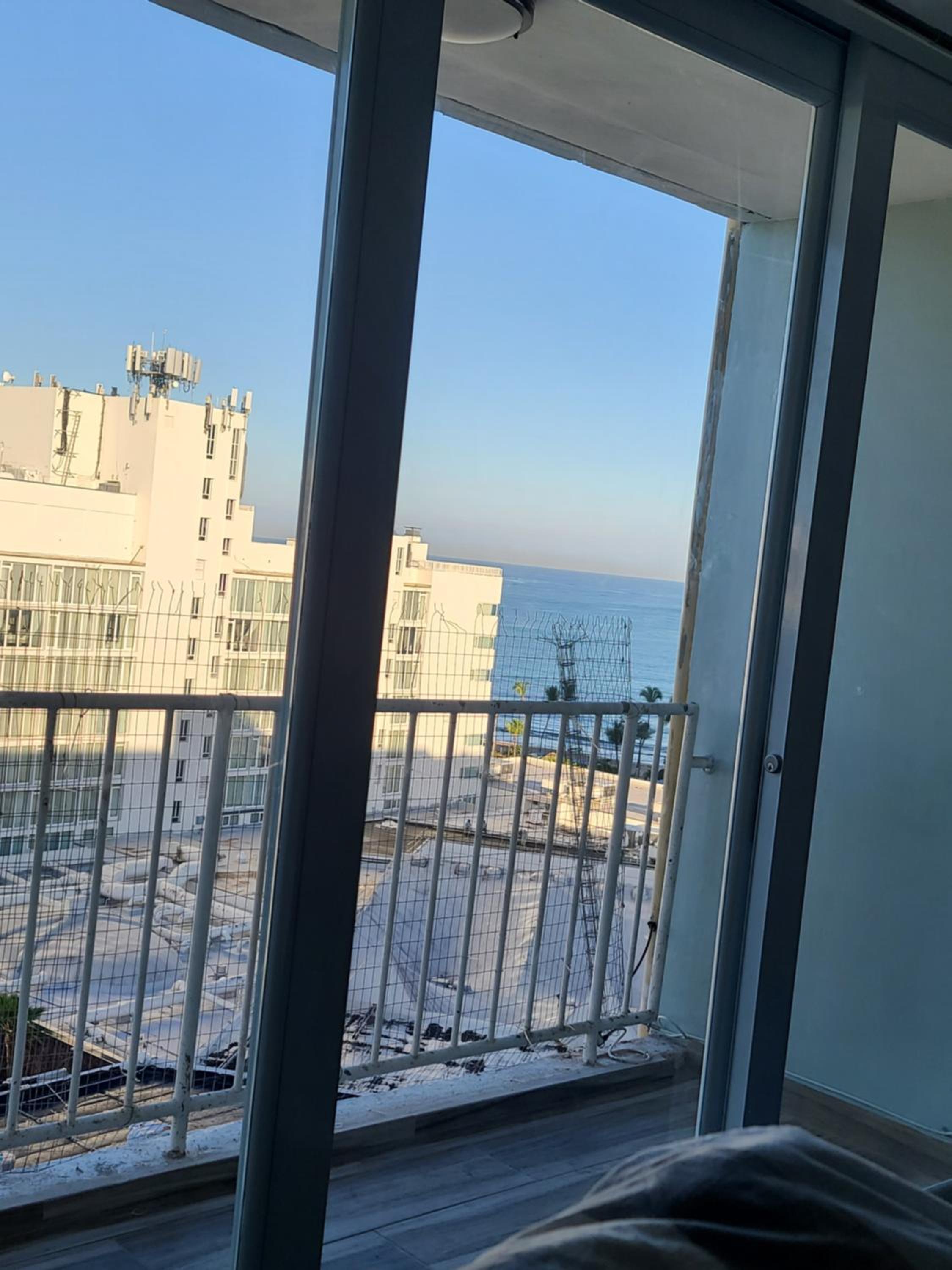 Beautiful remodeled condominiun with an impecable view to the beach and city avenues walk distance to the beach view 4