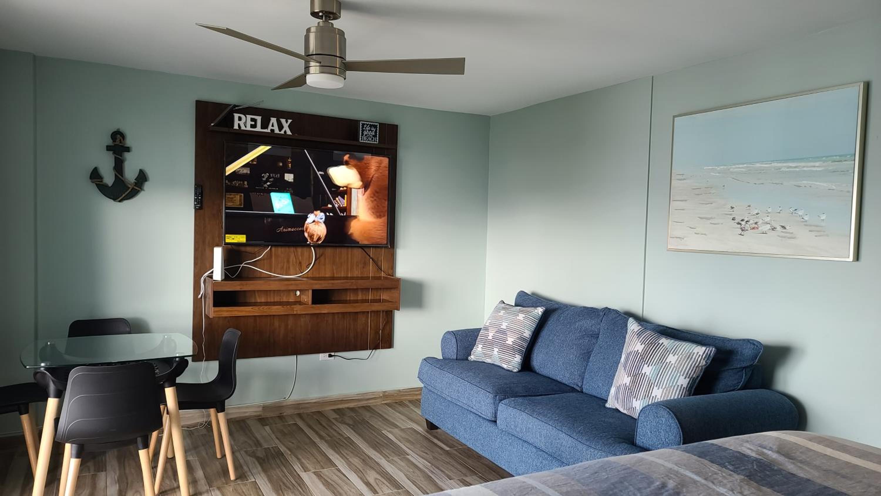 Beautiful remodeled condominiun with an impecable view to the beach and city avenues walk distance to the beach view 5