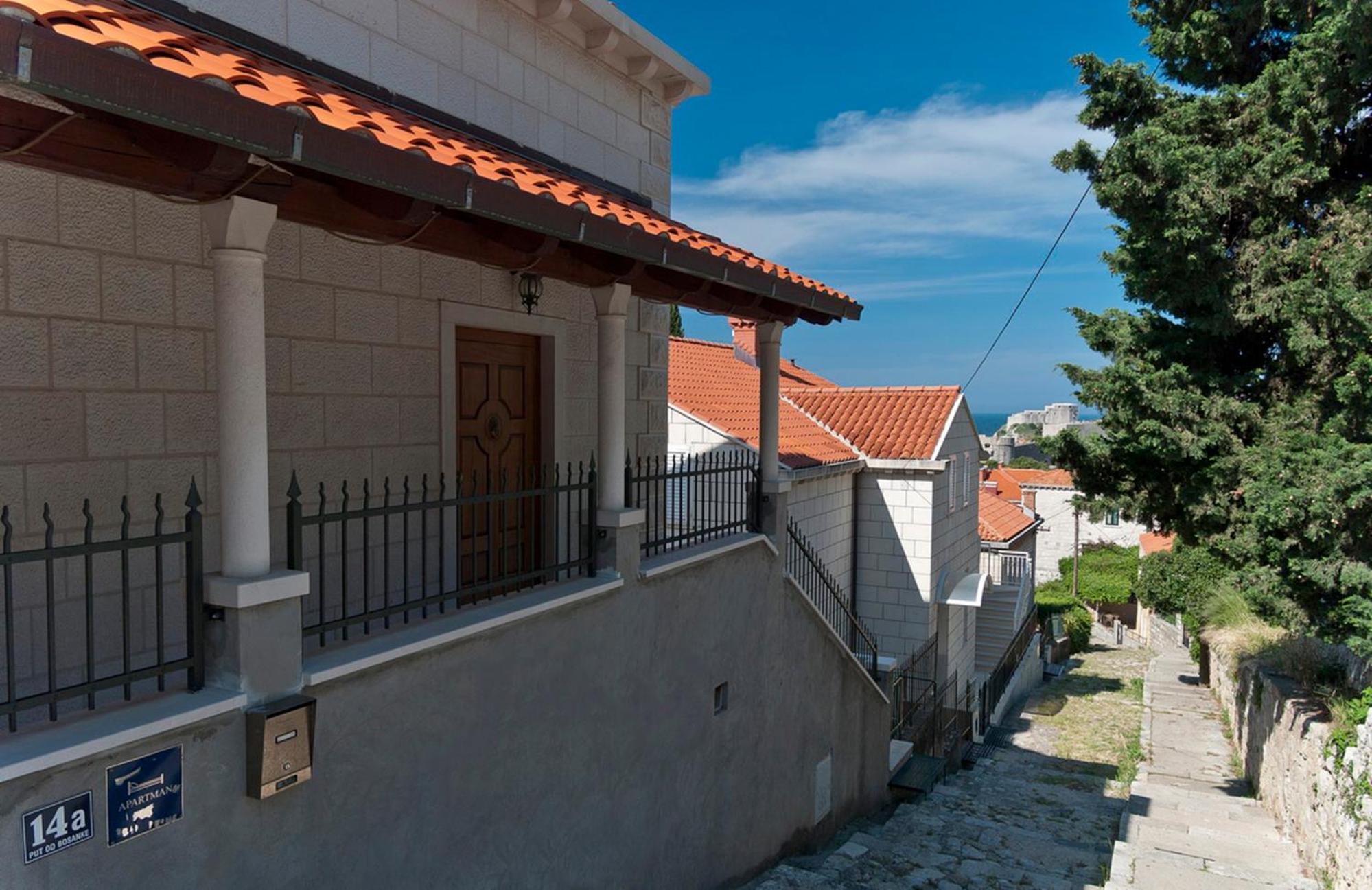 Lora studio sea & OldTown view with parking