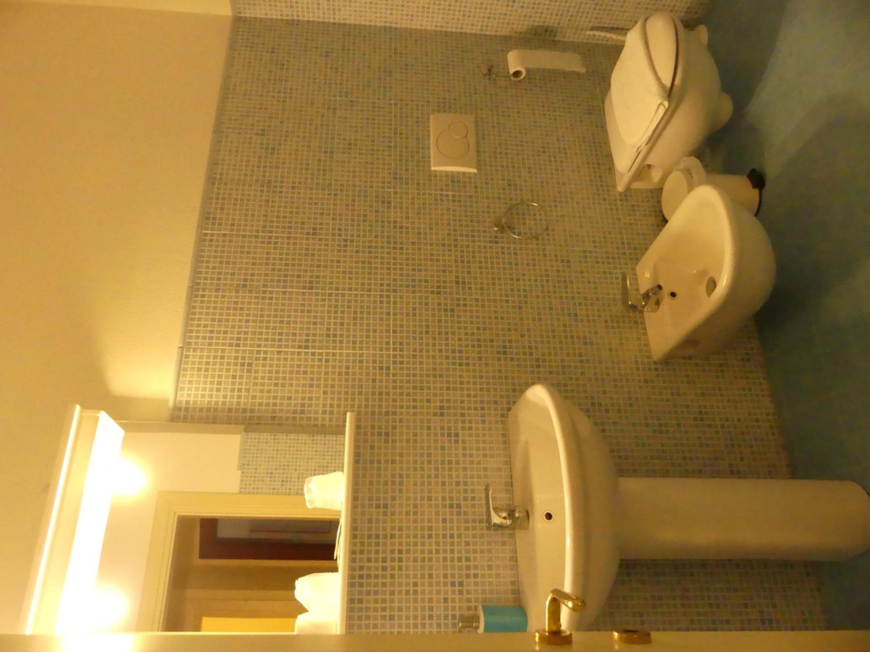 BEB 2000 en Sassari — bathroom