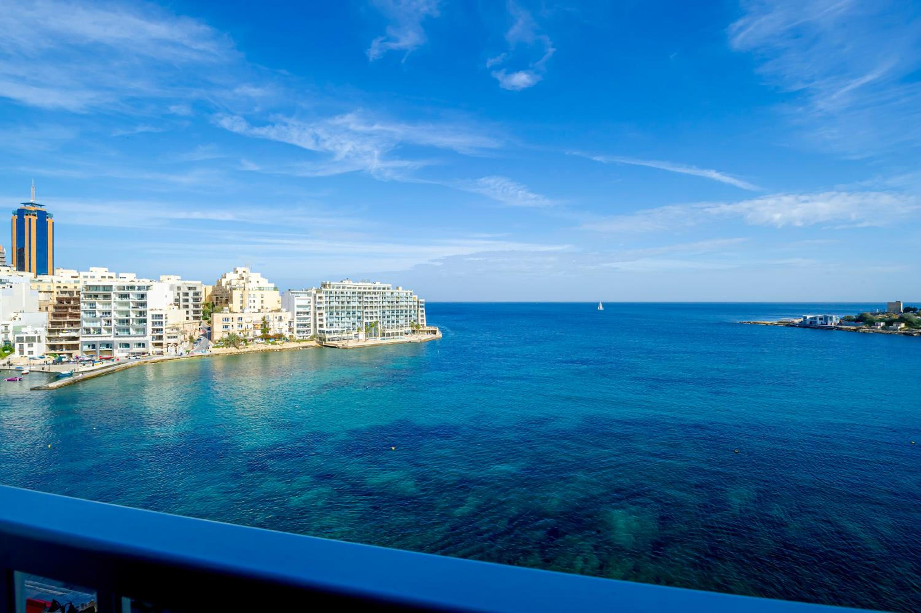 Spinola Bay top floor seafront 3 bedroom Apartment with panoramic sea views - by Getawaysmalta photo 5