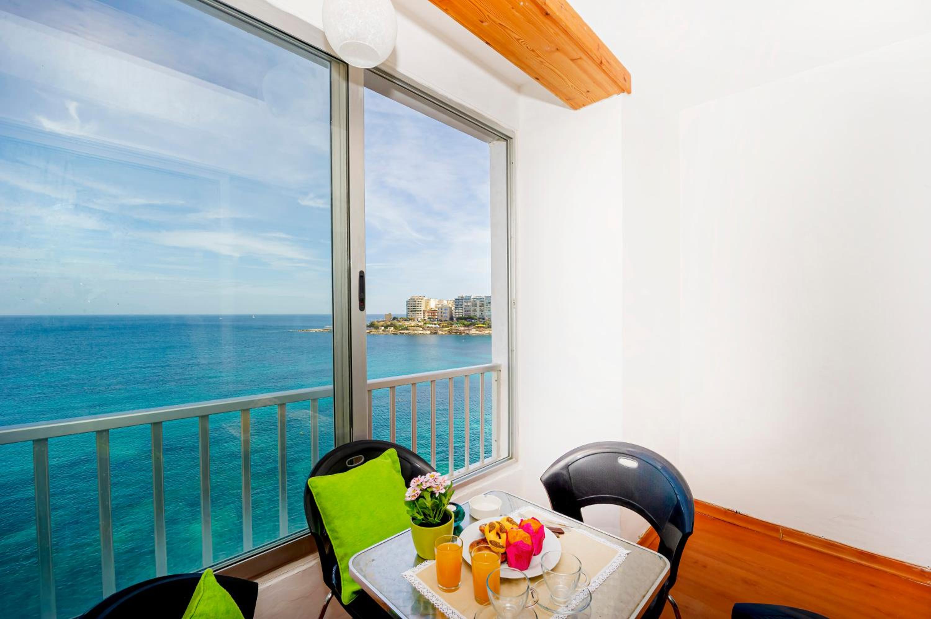Spinola Bay top floor seafront 3 bedroom Apartment with panoramic sea views - by Getawaysmalta photo 2