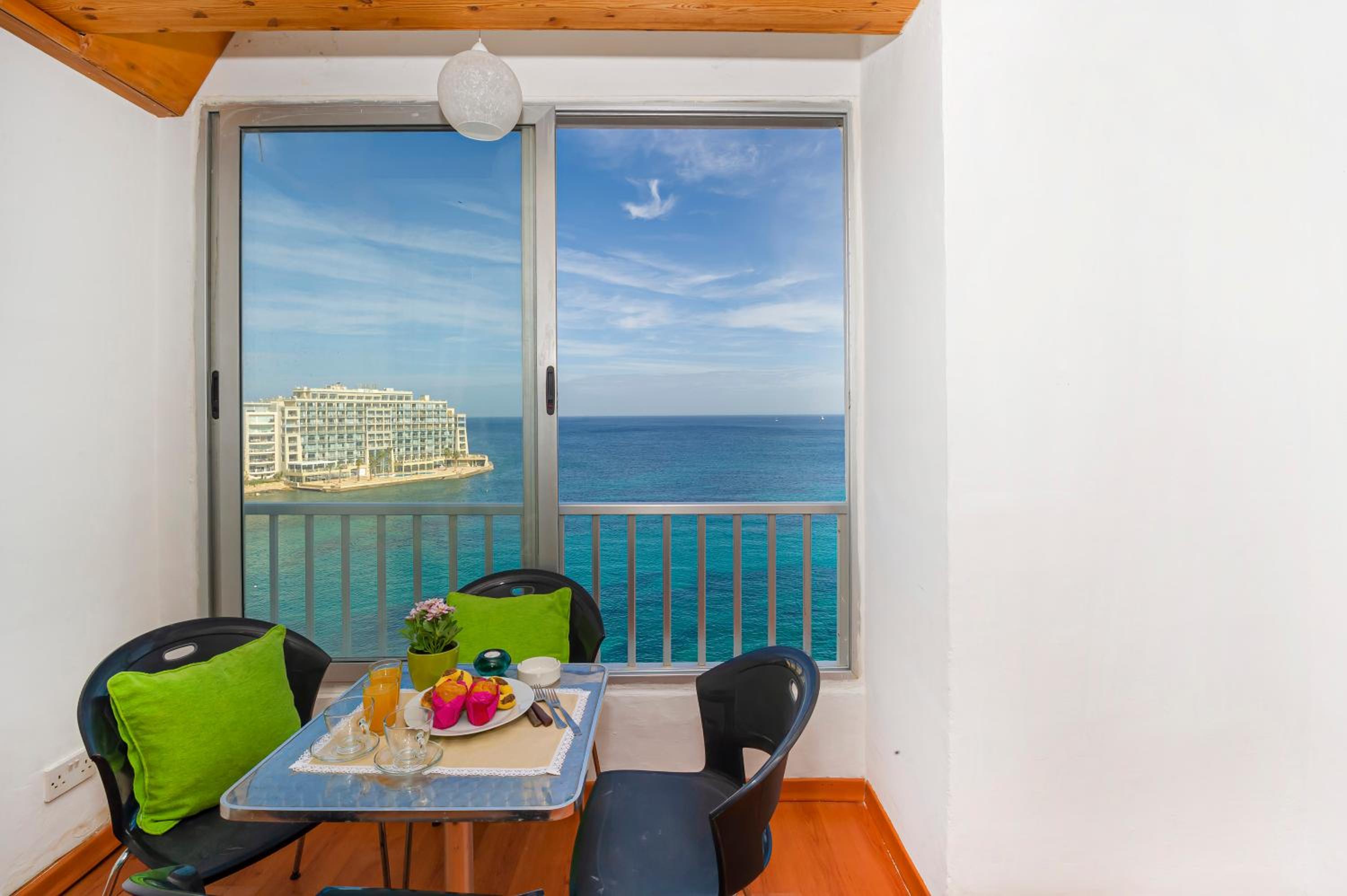 Spinola Bay top floor seafront 3 bedroom Apartment with panoramic sea views - by Getawaysmalta photo 3