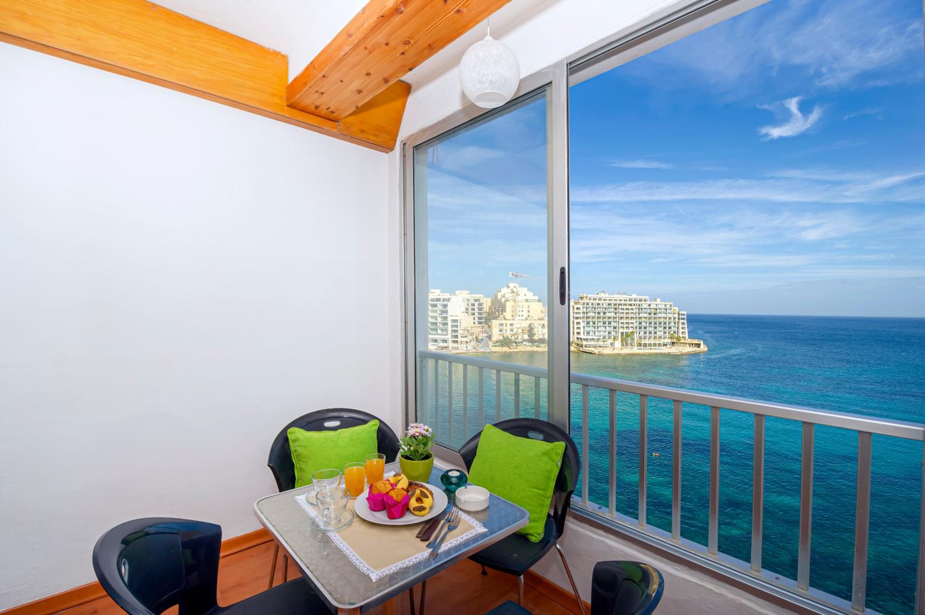 Spinola Bay top floor seafront 3 bedroom Apartment with panoramic sea views - by Getawaysmalta photo 4
