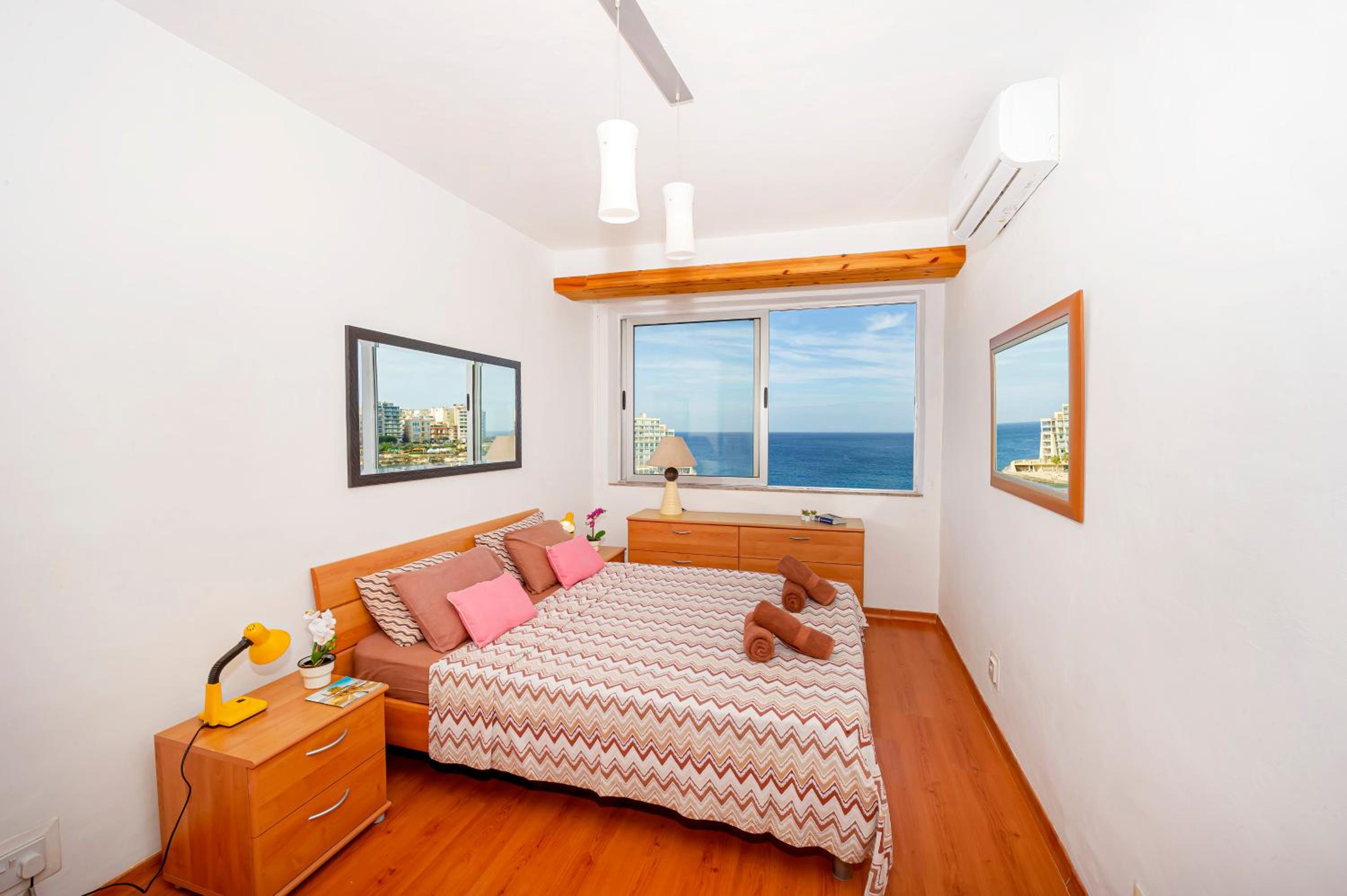 Spinola Bay top floor seafront 3 bedroom Apartment with panoramic sea views - by Getawaysmalta photo 4
