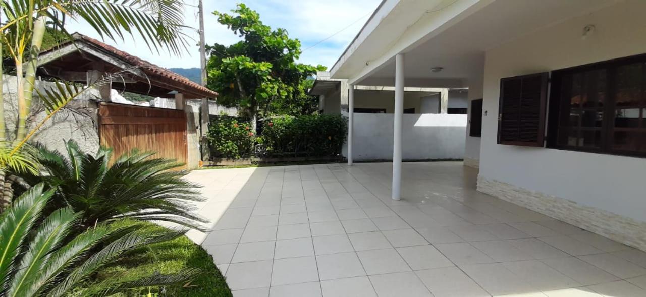Quartos com ar-condicionado e piscina de 30 mil litros, a apenas 5 minutos da praia