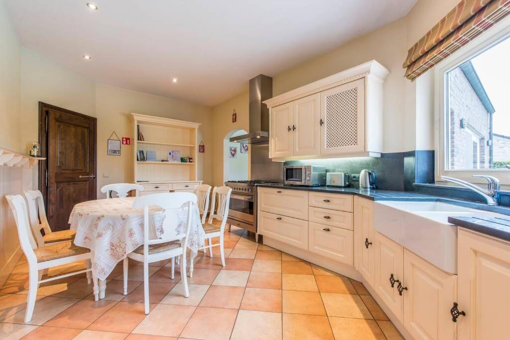 Villa with heated swimming pool, sauna and garden view 3