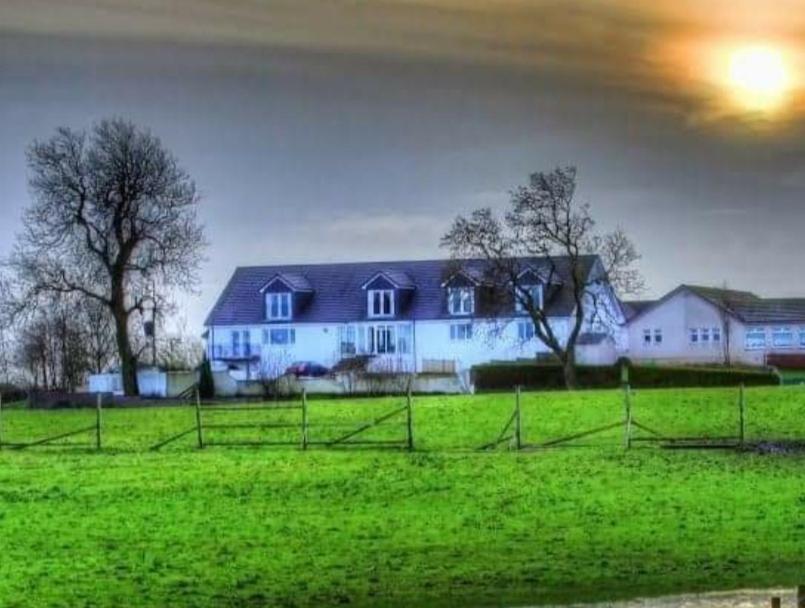 Hotel The Green Monkey Lux Suite at The Grumpy Schnauzer B&B Private Hot Tub, Gym, Breakfast, Stunning!