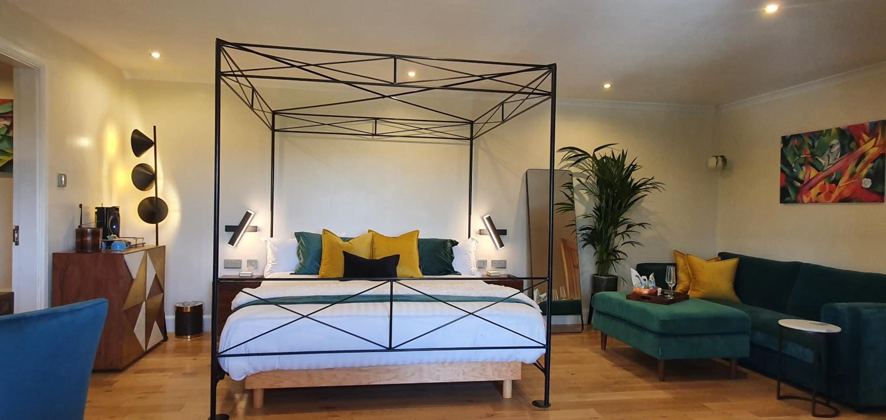 The Green Monkey Lux Suite at The Grumpy Schnauzer B&B Private Hot Tub, Gym, Breakfast, Stunning! 5