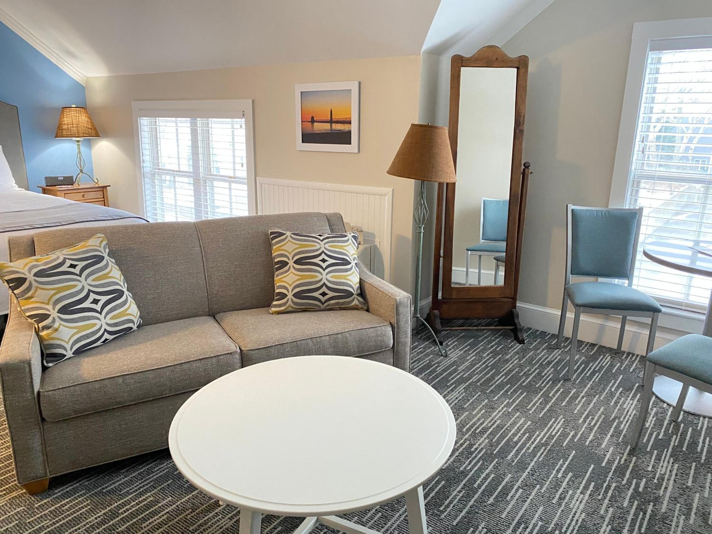 Harbor House Inn