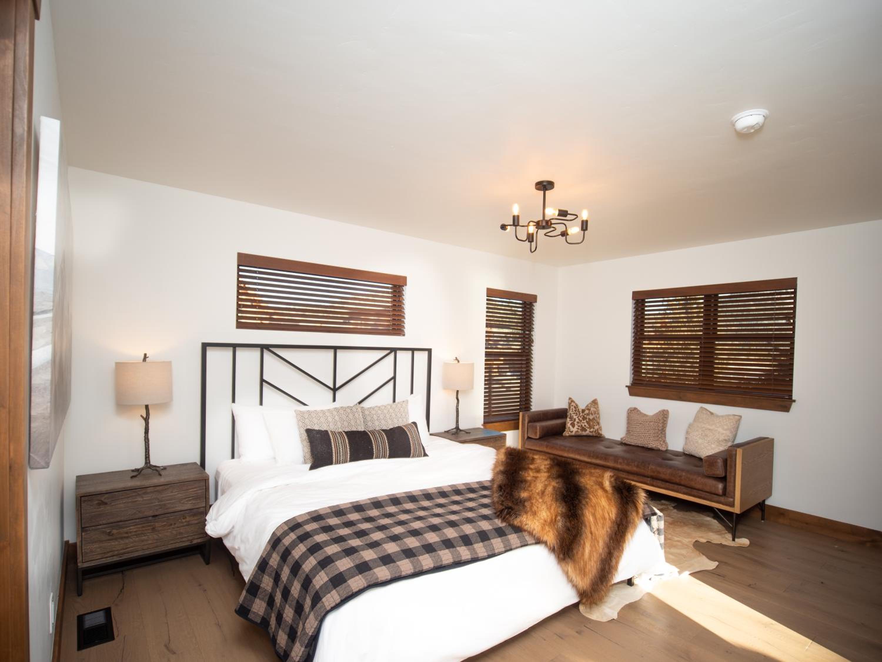 Beautiful Views! Jacuzzi, Indoor Outdoor Fireplace, Steps to Lake Estes - Property Image 1