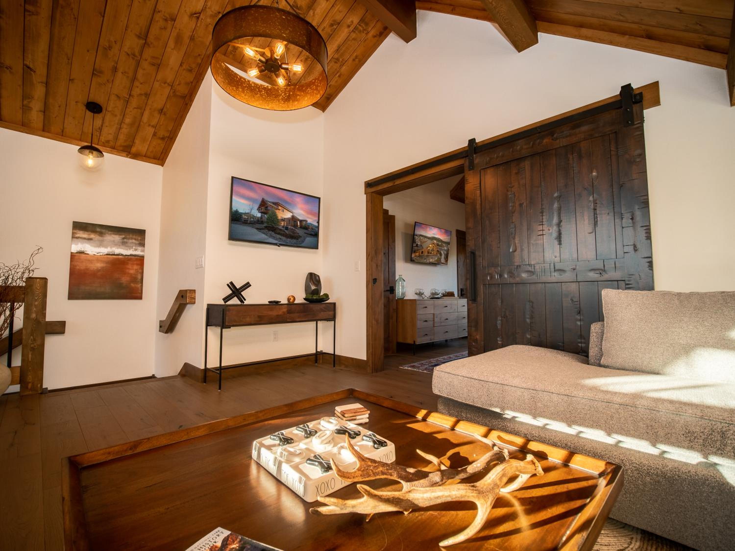 Beautiful Views! Jacuzzi, Indoor Outdoor Fireplace, Steps to Lake Estes - Property Image 12