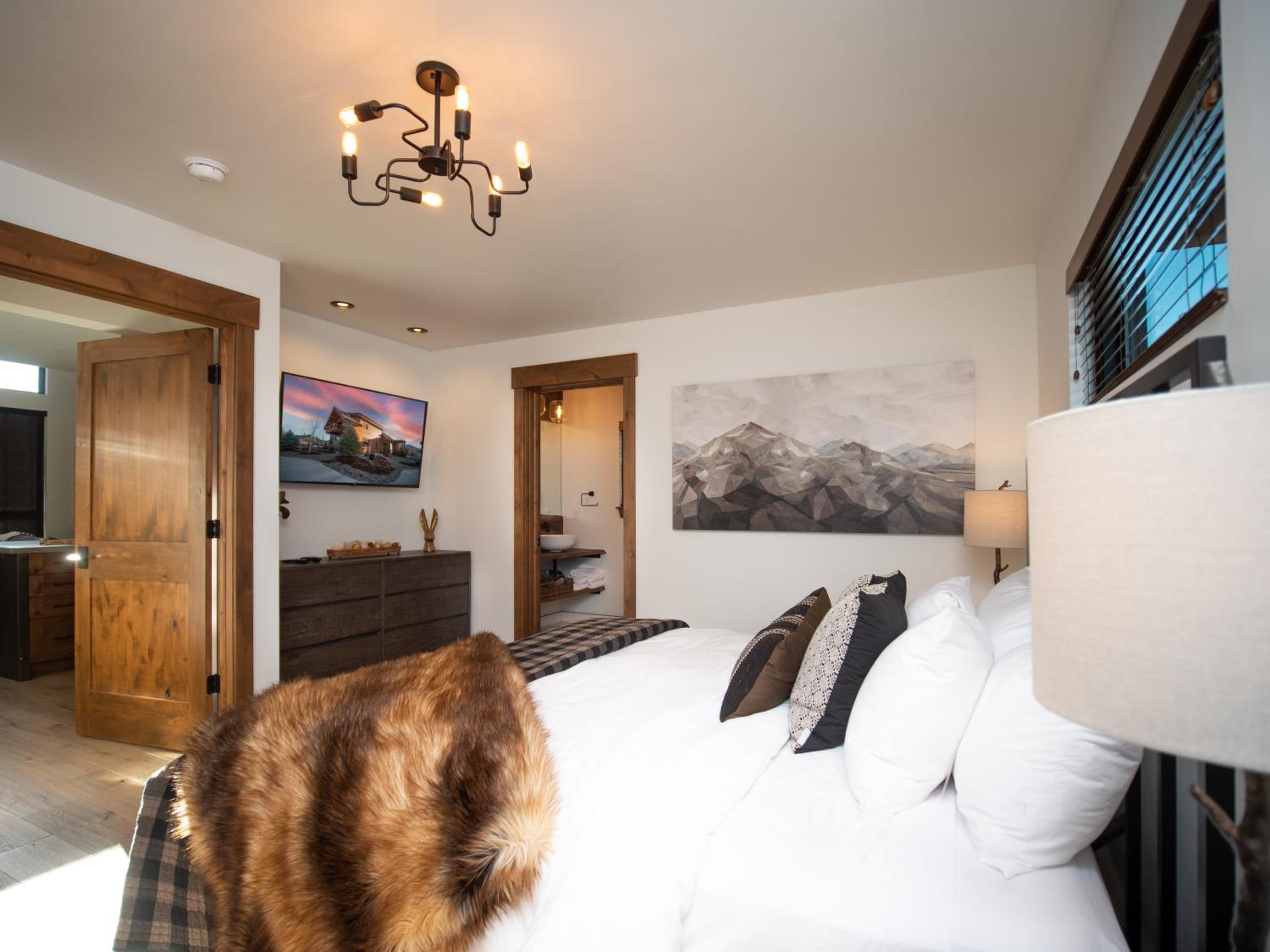 Beautiful Views! Jacuzzi, Indoor Outdoor Fireplace, Steps to Lake Estes - Property Image 9