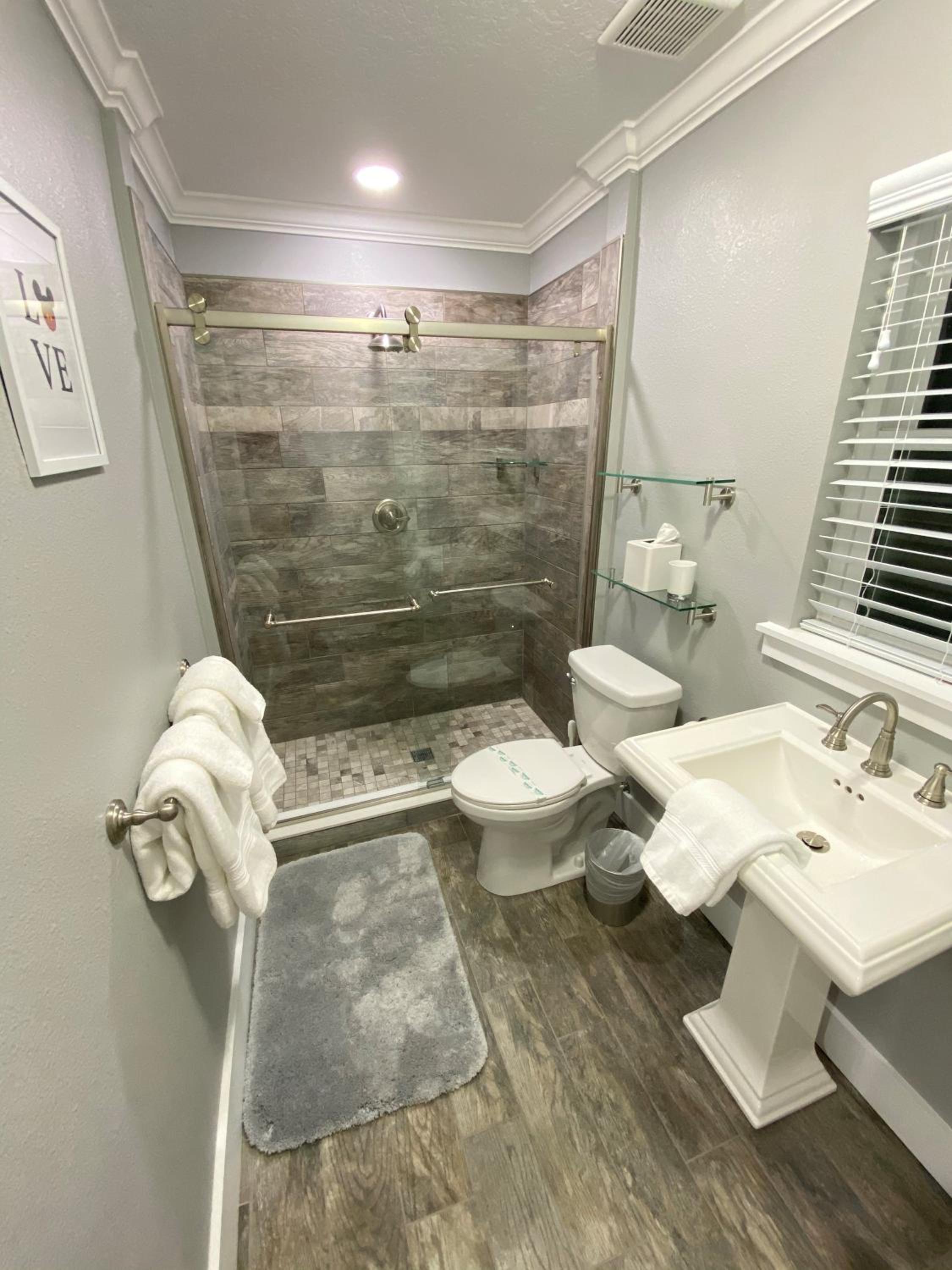 Phenomenal 7BR 4 Master Suites Southeast Pool Hot Tub Gas BBQ 2 Miles to Disney