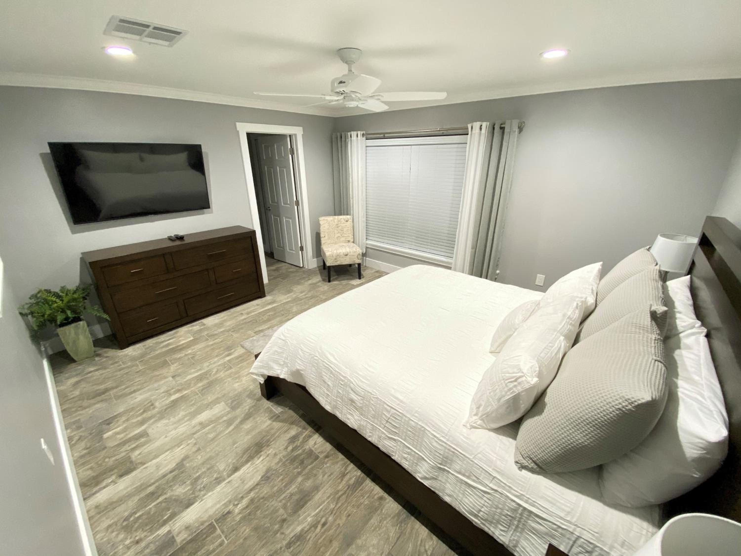 Phenomenal 7BR 4 Master Suites Southeast Pool Hot Tub Gas BBQ 2 Miles to Disney
