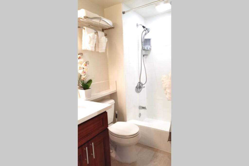 Waikiki Marina Studio, Ocean view, Free Parking & Wifi view 5