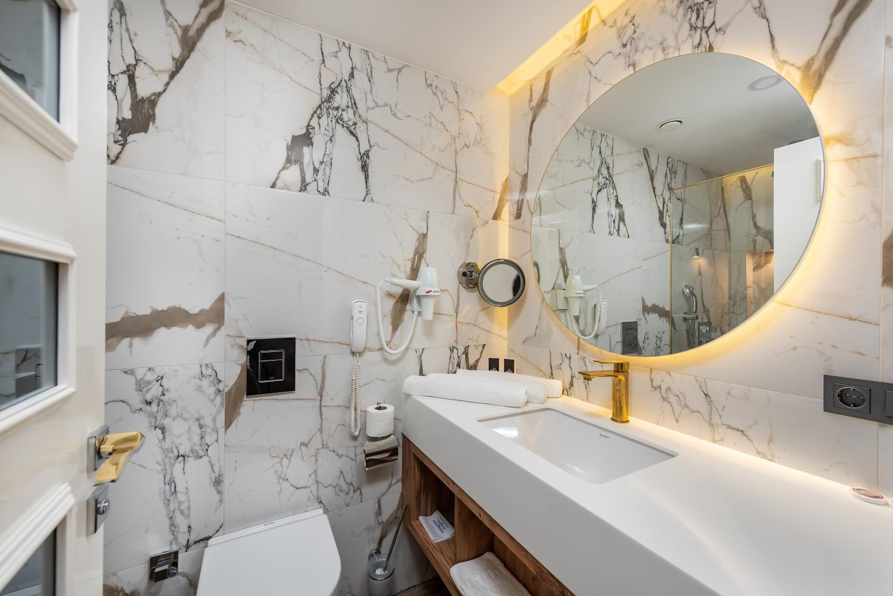 Elite Luxury Suite & Spa - Image 48