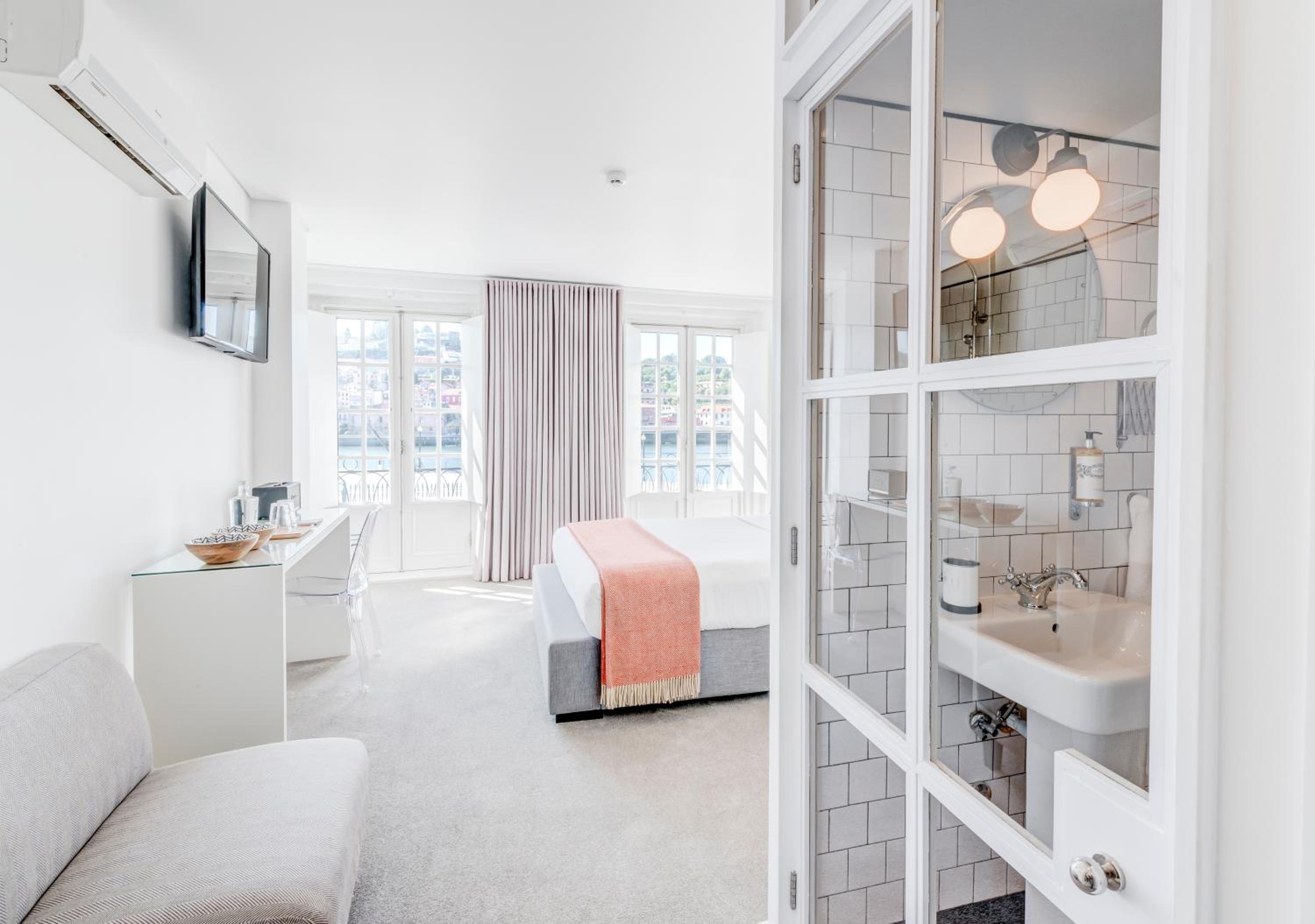 Miragaia Riverside Suites. — 9