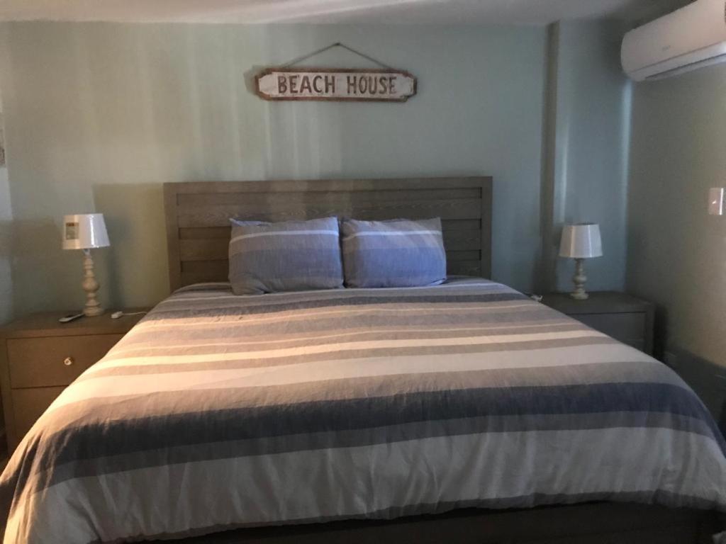 Beautiful remodeled condominiun with an impecable view to the beach and city avenues walk distance to the beach view 2