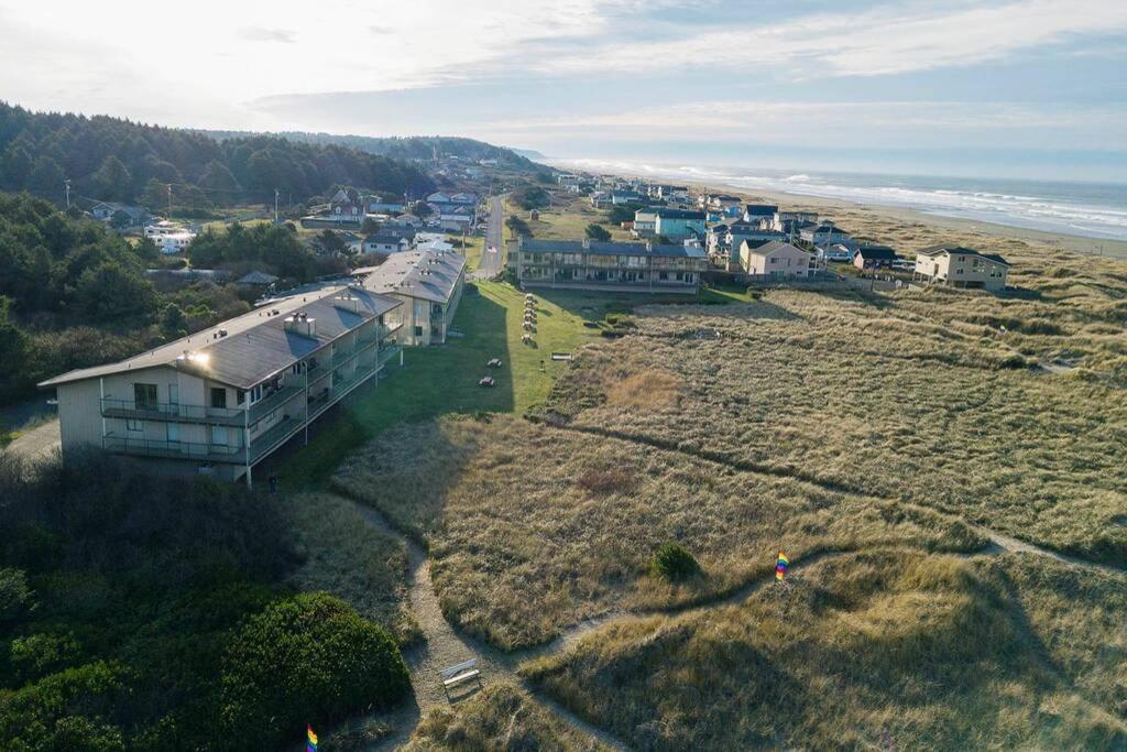 Waterfront Condo right on the Pacific Ocean view 2